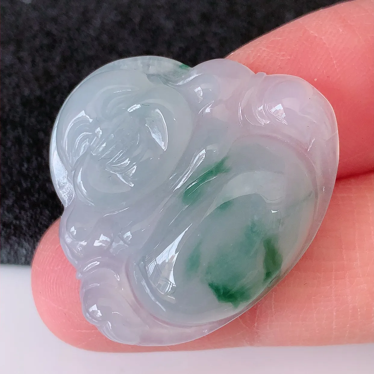 自然光实拍，冰种飘花翡翠佛公，水灵起胶，翠色迷人，佛公在心中，一生平安，饱满圆润，开怀大笑佛公，配戴灵气十足！#01.22