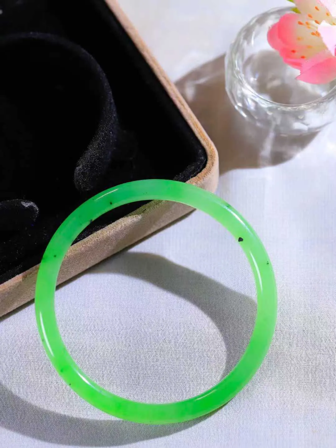 【碧色荡漾·手镯】

收藏级和田玉碧玉手镯，玉质细腻温润，手感舒适，️线条流畅，简约大气，美自天成，佩戴于腕间，婉约之美，举手投足间透出那份低调奢华，醉人心扉。重16克  内径圈口56.5mm  尺寸5.9-5.7mm  FDA-661101633