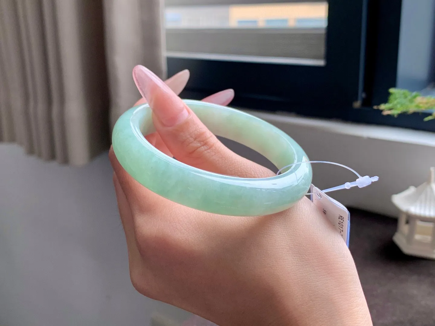 晴绿成品
⭕️58.2-12.9-8.8

散发着绿意的光芒，彷佛一片翠绿的森林色彩清新而生机盎然，像是春天的新绿，给人一种清凉和舒适的感觉