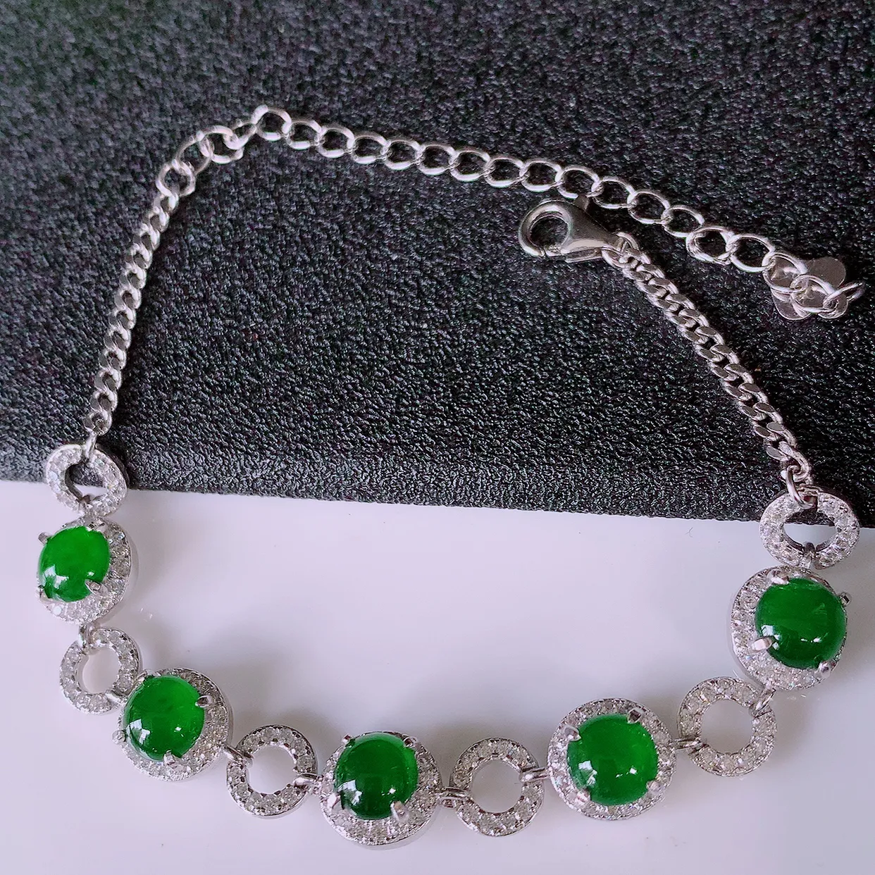 冰透满绿翡翠925银镶嵌手链，自然光实拍，翠色灵动，颜色漂亮，种老水足，品相佳，佩戴佳品！#97.20取一整体8*7.5*5.2 裸石5.2*5.2