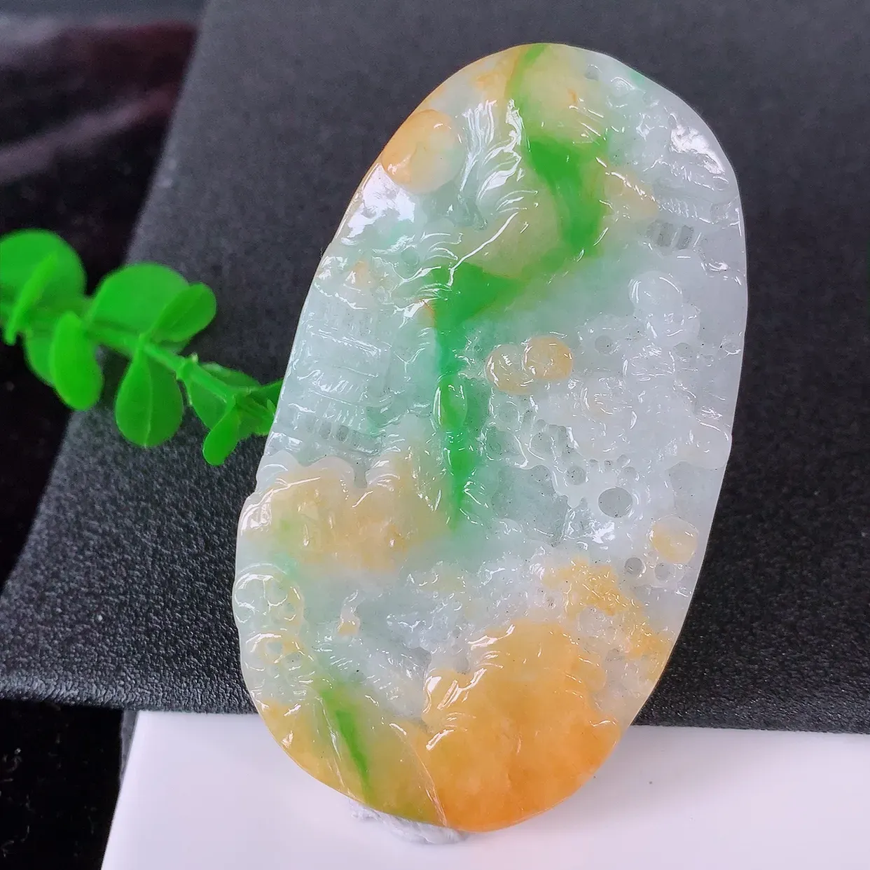 自然光实拍，特色黄加绿翡翠山水牌吊坠，三彩翡翠山水牌，寓意“常青、背靠大山、水（财）长流、平安之意”生机盎然的翠意，一眼既心醉，雕工精致， 佩戴效果优雅迷人！#97.20