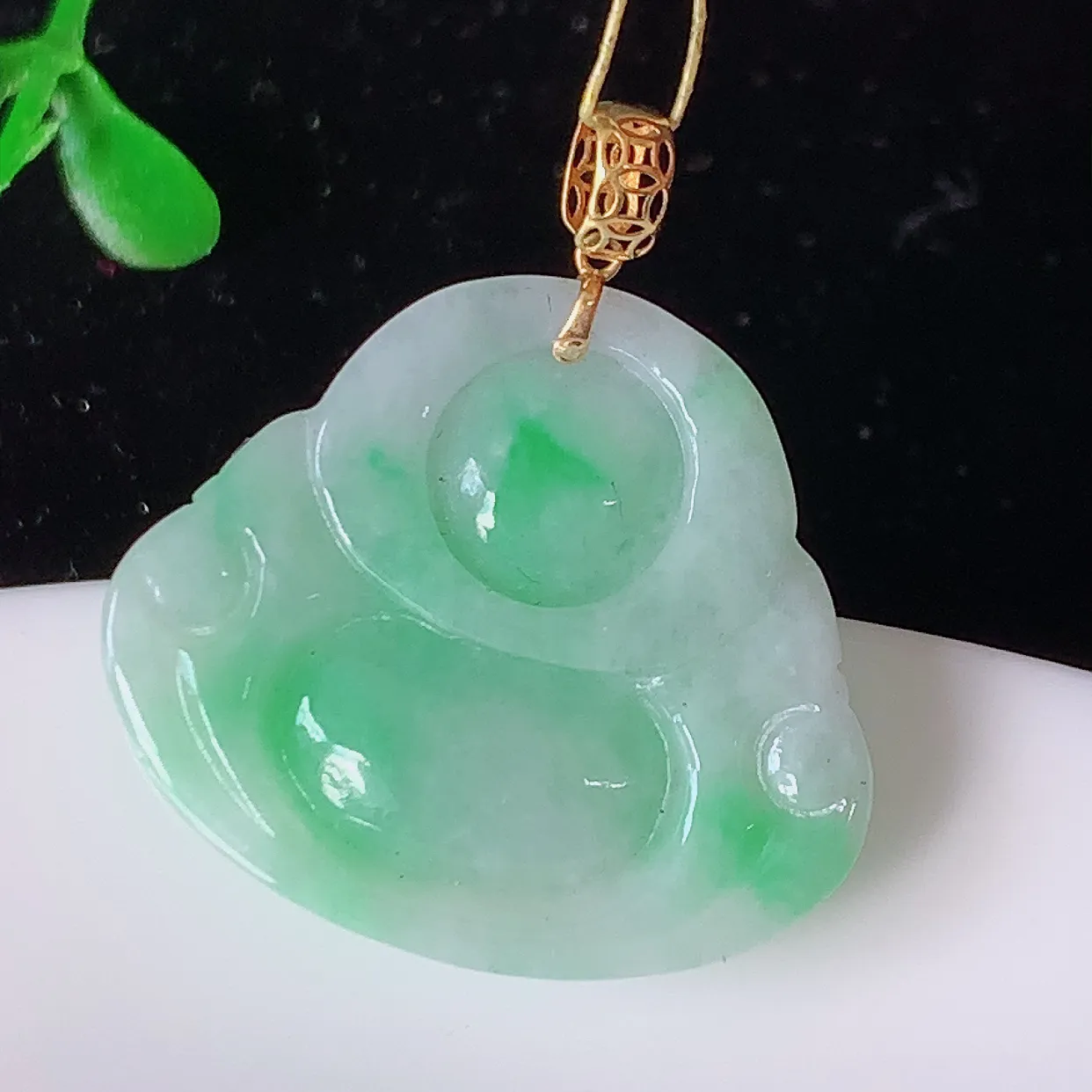 18k金镶嵌飘绿翡翠佛公吊坠，沁人心脾，精致典雅的设计，为佩戴者，增添色彩，送礼自留都是佳品选择！#35.22