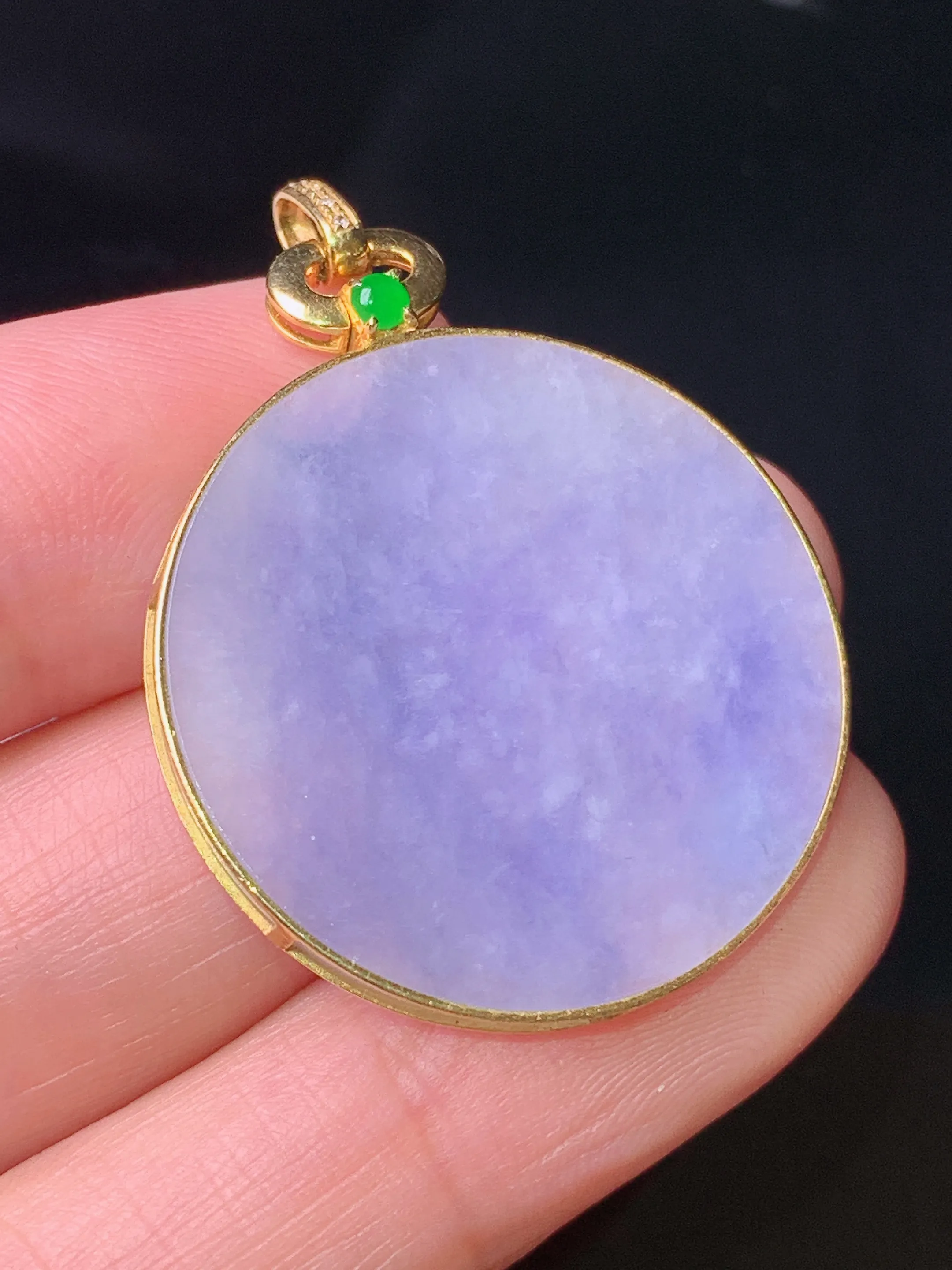 18k金镶嵌紫罗兰圆牌吊坠 玉质细腻 色泽清新艳丽 整体尺寸36.5*27*2.5