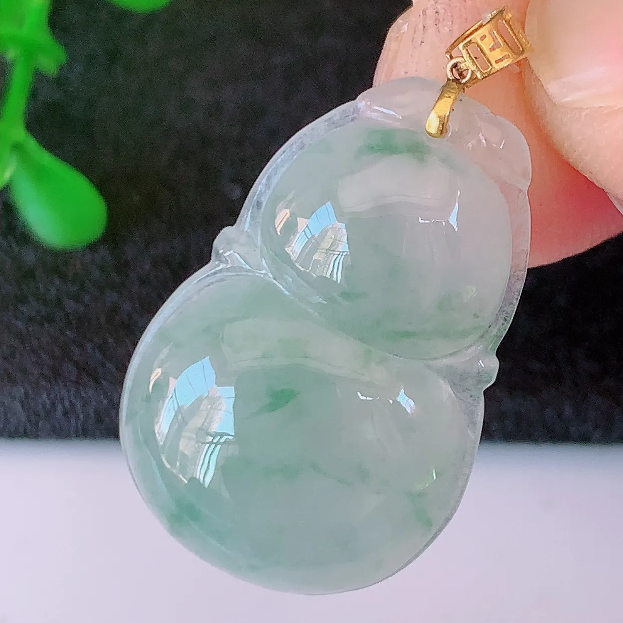 18K金镶嵌冰种飘花葫芦翡翠吊坠，葫芦寓意福禄双全，财源滚滚，佩戴效果优雅迷人！#49.20