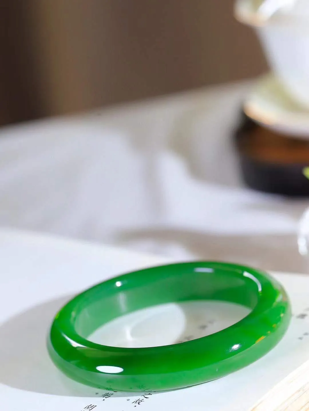 【碧波流转·手镯】

典藏级臻品️和田玉碧玉微猫眼手镯，玉质细腻温润，手感舒适，️线条流畅，简约大气，美自天成，佩戴于腕间，婉约之美，举手投足间透出那份低调奢华，醉人心扉。
重73.9克 内径圈口58mm尺寸10.2-13.7mm  FDA-131102408