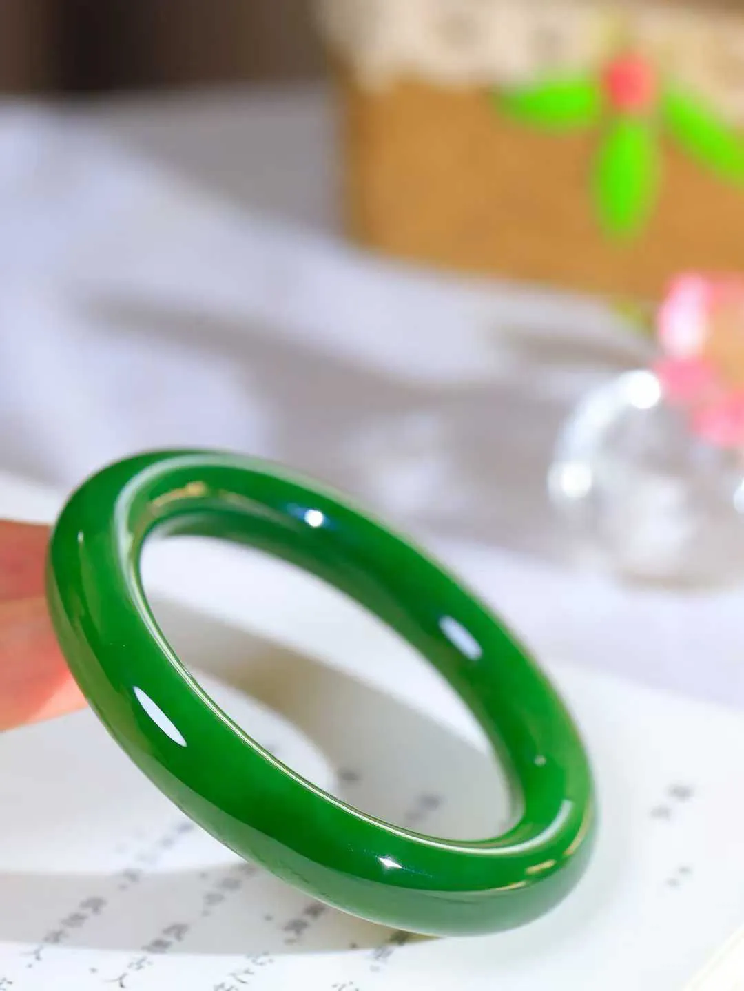 【悠悠芳华.镯】

收藏传家级臻品和田玉碧玉圆条手镯 玉质温润 青葱岁月，尽收腕中，婉转流畅，凝岁月悠长。盈一眸恬淡，挽一抹绿意。重72.3克 内径56mm尺寸11.9-11.8mm   861101651A