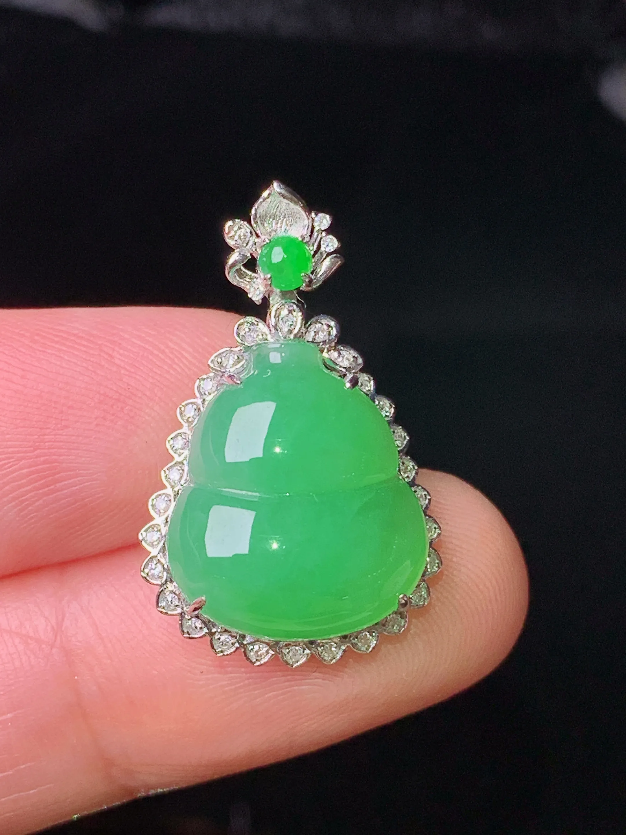 18k金钻镶嵌翠绿葫芦吊坠 玉质细腻 色泽清新艳丽 整体尺寸24.5*15.5*7.3