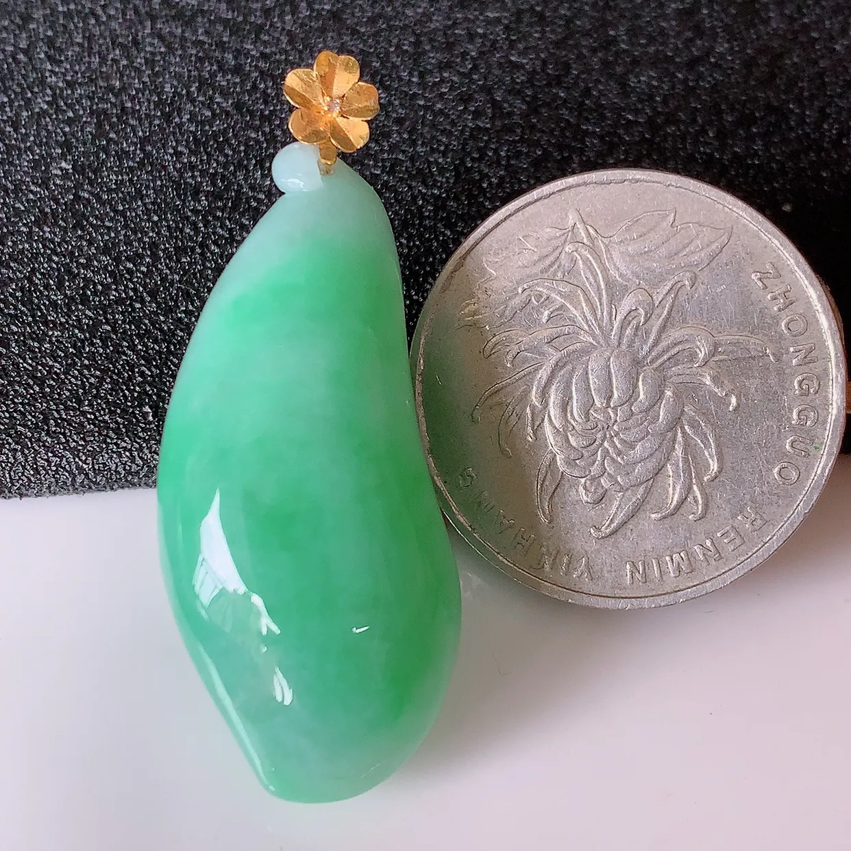 18K金镶嵌冰润满绿翡翠招财福瓜吊坠，精美饱满福瓜，种水足，形态圆润饱满，福相十足 ！#01.22整体41裸裸34.2*15-8.8