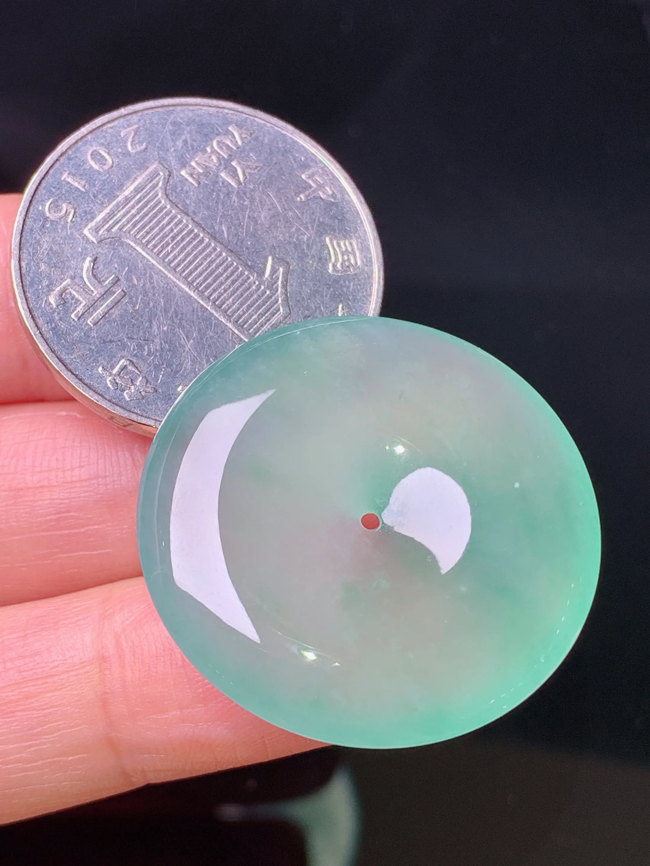 浅绿平安扣吊坠 玉质细腻 色泽清新艳丽 整体尺寸28.7*5.3