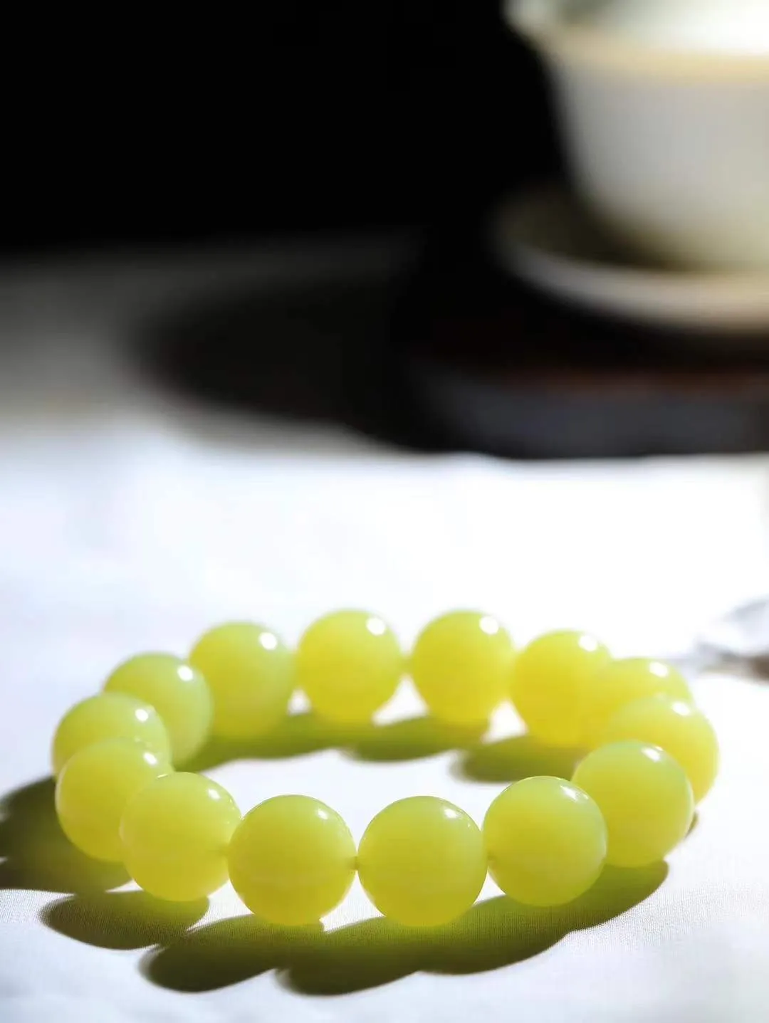 【珠圆玉润.手串】

收藏级臻品️和田玉黄口珠圆玉润手串 玉质温润细腻  整串打磨圆润，佩戴舒适。珠珠落玉盘，间关莺语花底滑，一生美好时光，无论身在何处，都有它相伴相守。事事顺遂，幸福美满，吉祥如意。重90.8克 尺寸取一16.1mm  FDA-221102433