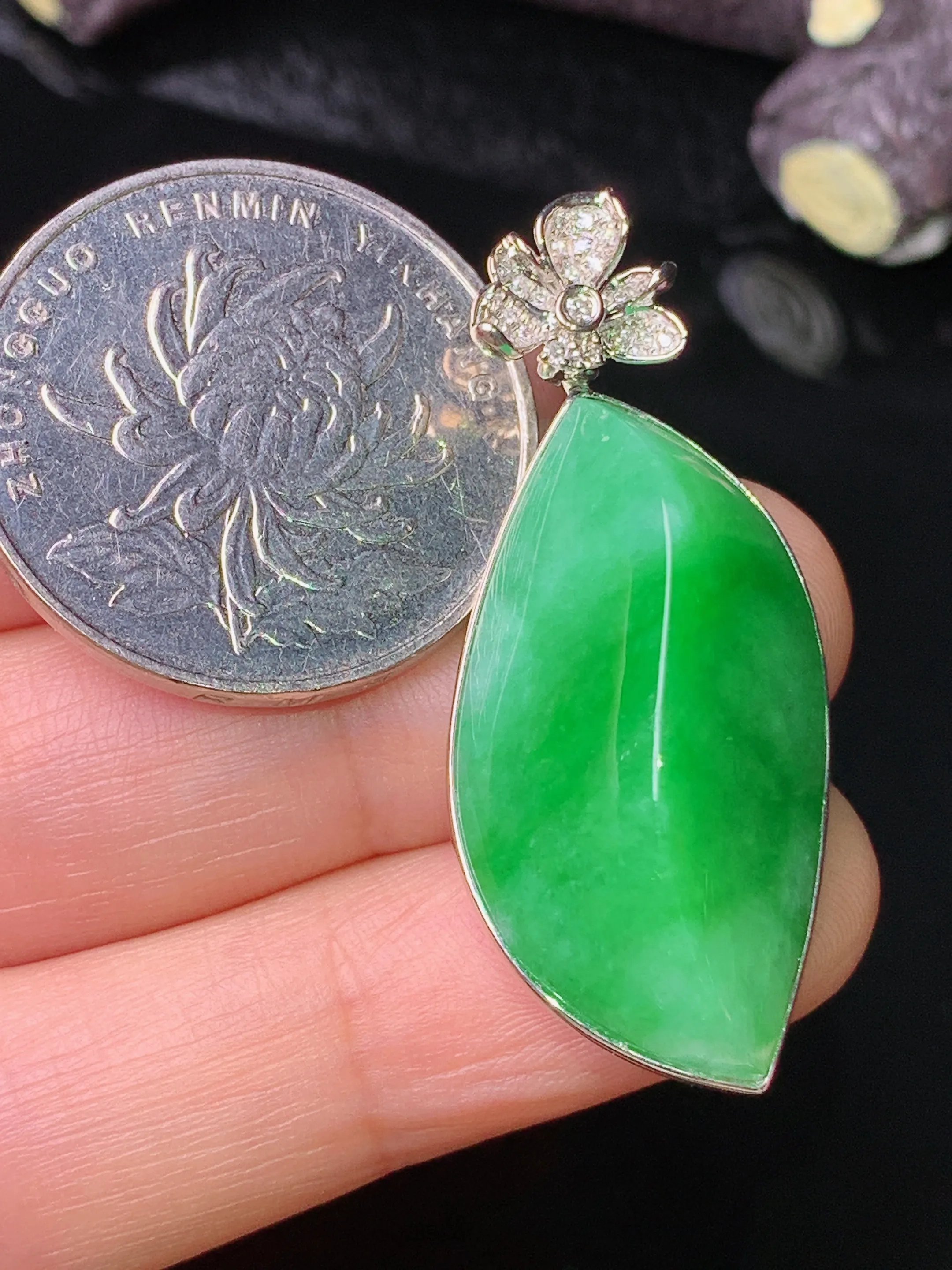 18k金钻镶嵌翠绿随形吊坠 玉质细腻 色泽清新艳丽 整体尺寸38.5*16.5*11