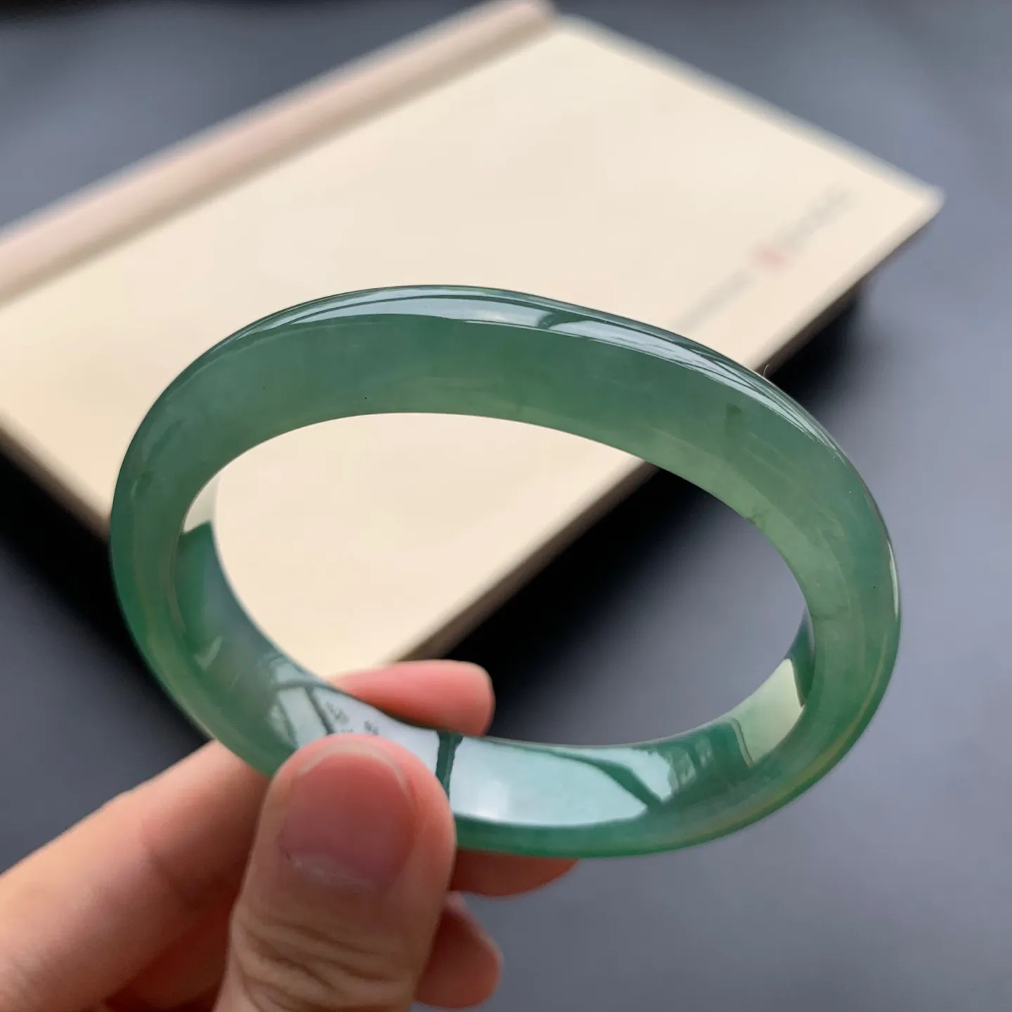 53.3圈口冰油绿贵妃手镯 尺寸：53.3-45-11.5-7.2，无纹裂，水润细腻，胶感十足