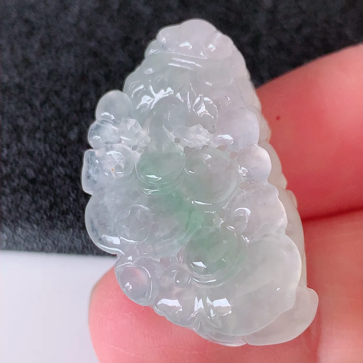 自然光实拍，冰种翡翠招财貔貅吊坠，民间有“一摸貔貅运程旺盛，再摸貔貅财运滚滚，三摸貔貅平步青云 ”的美好祝愿。#01.22