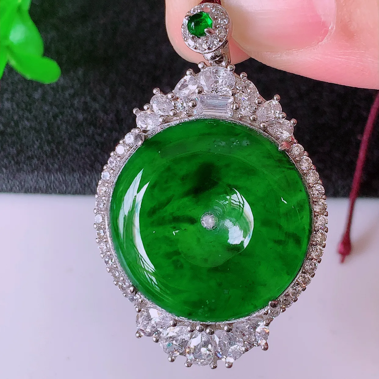 冰透满绿翡翠925银镶嵌平安扣吊坠，自然光实拍，翠色灵动，颜色漂亮，种老水足，品相佳，佩戴佳品！#98.22整体38*25*7.5裸裸21.5*21.5