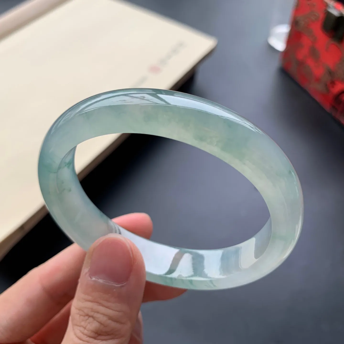 55圈口冰种飘花贵妃手镯 尺寸：55-48-12.6-7，无纹裂，冰透水润，胶感十足