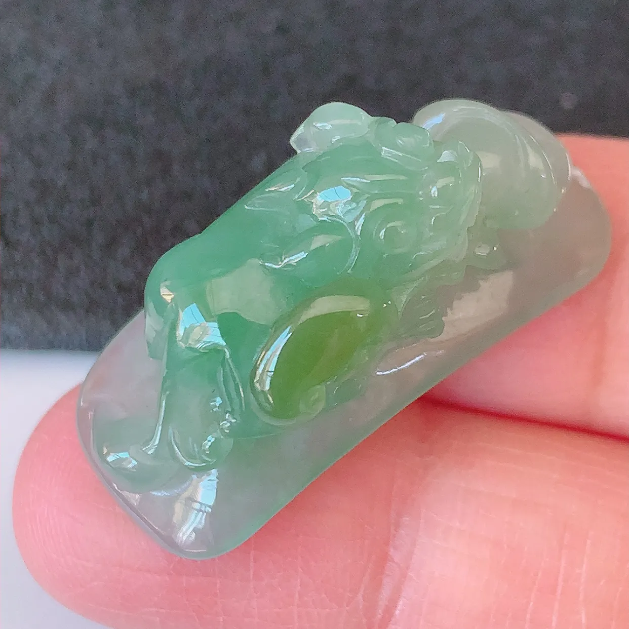 自然光实拍，冰种双彩貔貅翡翠手环，种老水足，冰清玉润   颜色漂亮  #81.20取一尺寸32.5*14.5*14.5