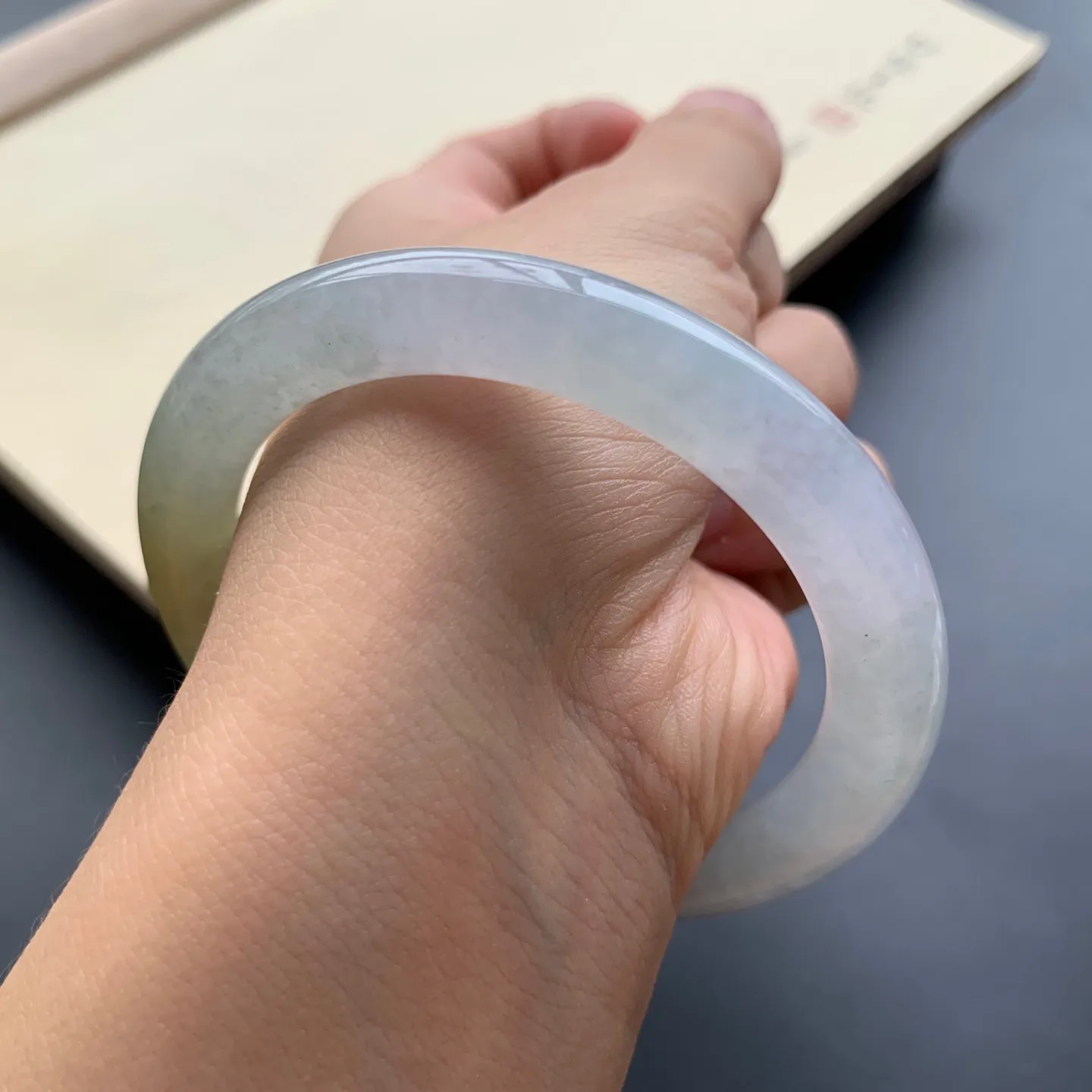 53.6圈口冰飘黄翡圆条手镯 尺寸：53.6-8.8，水润起胶，条形饱满