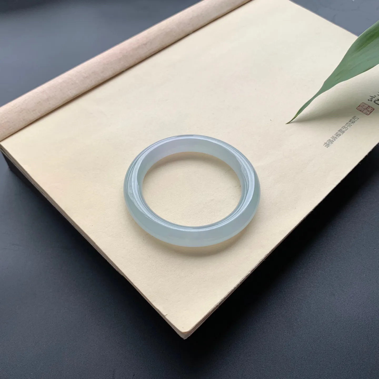 53.5圈口冰晴底圆条手镯 尺寸：53.5-9.8，无纹裂，水润透亮，胶感十足