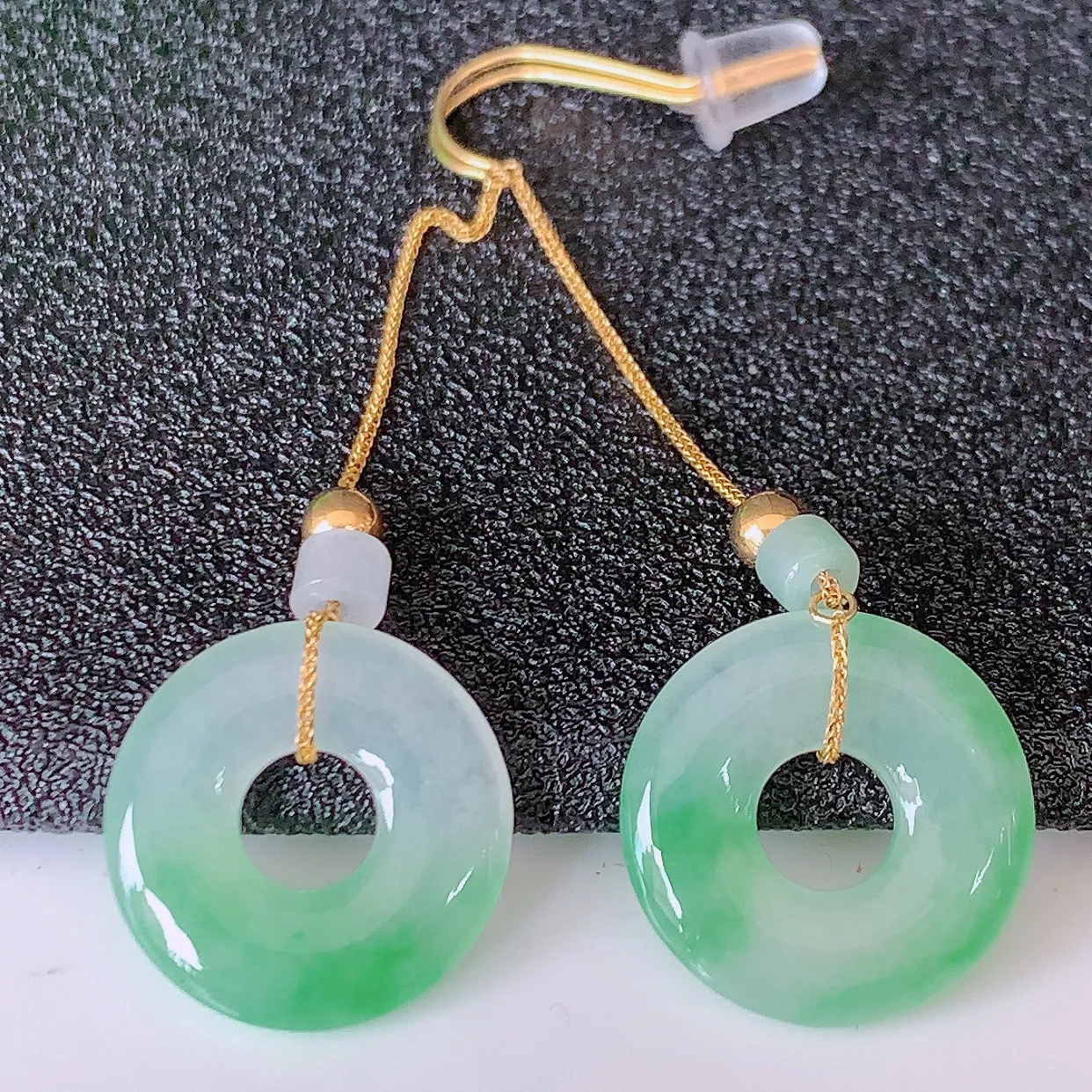 18k金镶嵌冰种飘绿翡翠平安扣耳坠，沁人心脾，耳坠佩戴效果大气出众，尽显气质。种水好，胶感足，颜相当漂亮，高性价比，值得入手品鉴！#41.22整体43.5裸石14*2.6