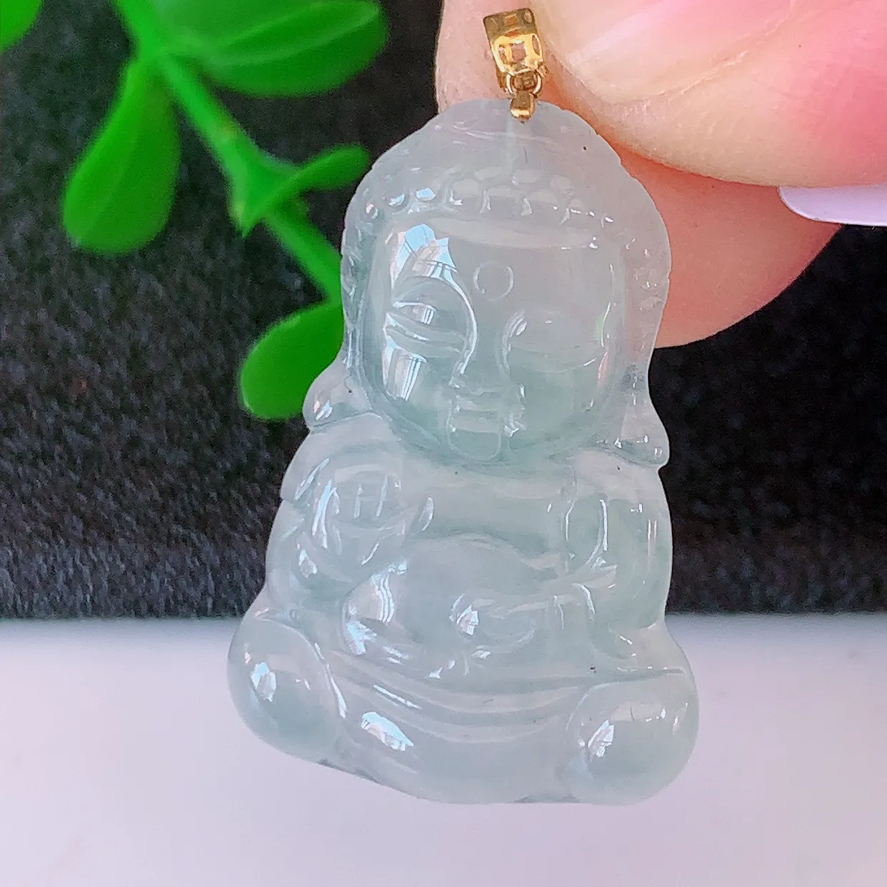 18K金镶嵌冰种翡翠保平安宝宝佛吊坠，种老水足，雕工精湛 ，寓意美好，佩戴时尚出众！#49.20