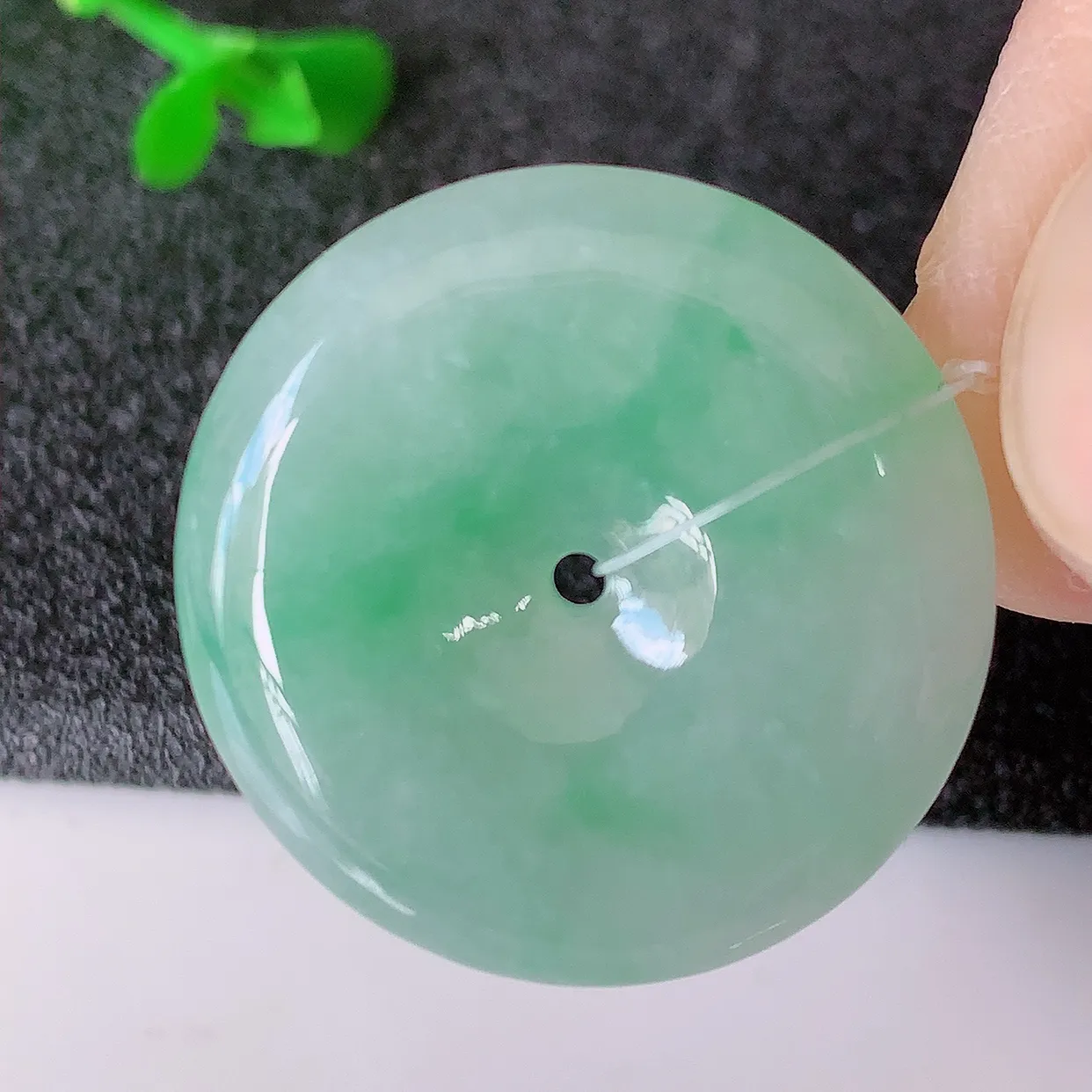 自然光实拍，冰飘绿翡翠平安扣吊坠，玉扣，平安是福；很美的料子，平安扣佩戴优雅迷人！#49.22