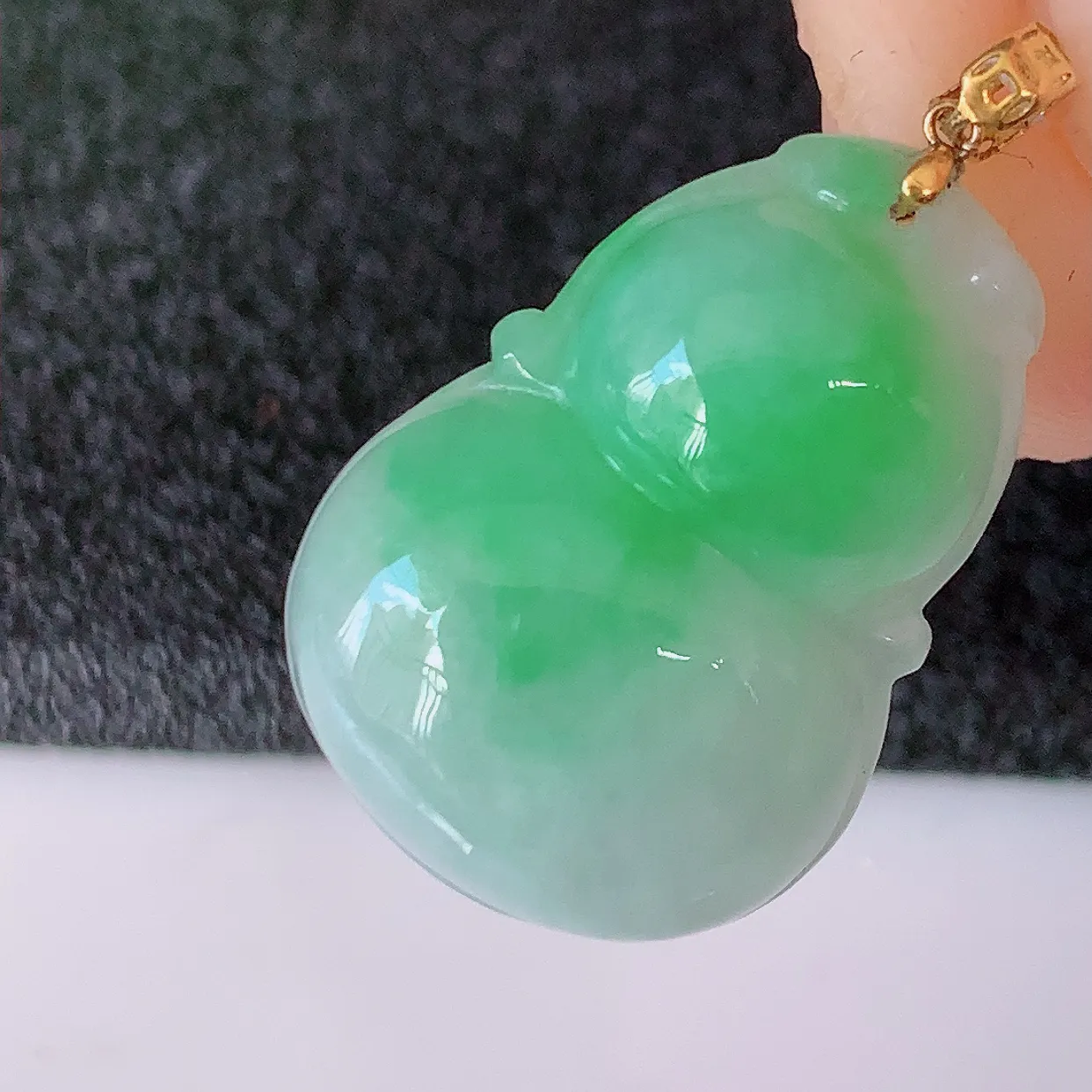 18K金镶嵌冰润飘绿翡翠葫芦吊坠，葫芦寓意福禄双全，财源滚滚，佩戴效果优雅迷人！#49.22