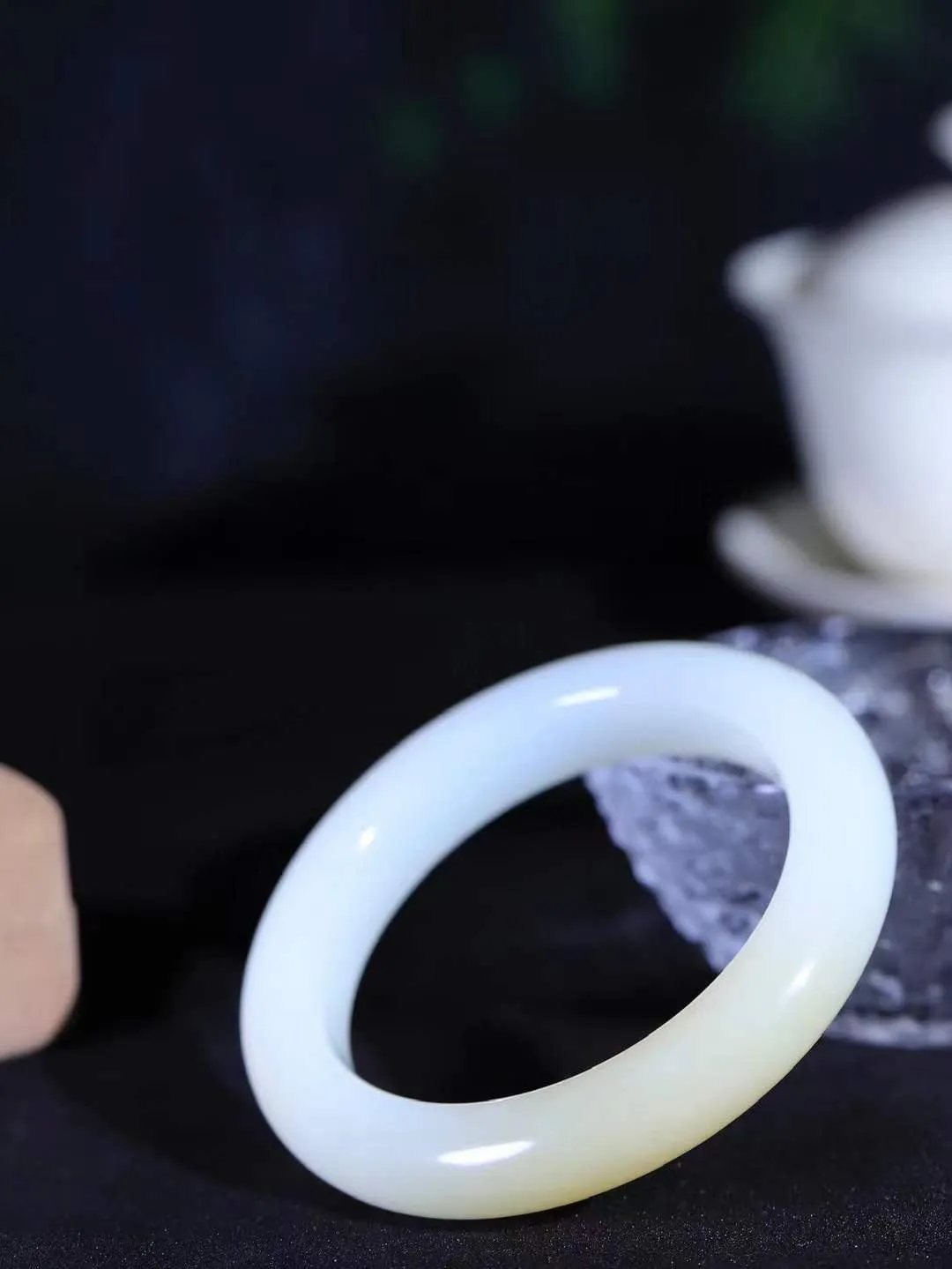 （温柔雅致.手镯）

精品和田玉糖白玉手镯。镯型饱满，温润细腻，脂润沁香。️执一卷书，沏一盏茶