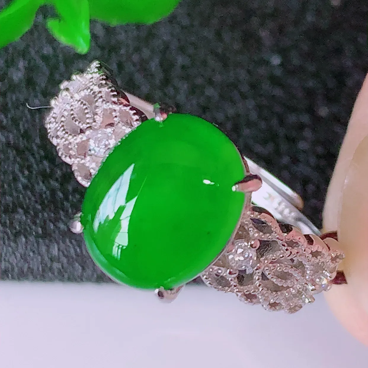 冰透满绿翡翠925银镶嵌戒指，自然光实拍，翠色灵动，颜色漂亮，种老水足，品相佳，佩戴佳品！#97.20（圈口可调大小）整体23*17*5裸10*8.5