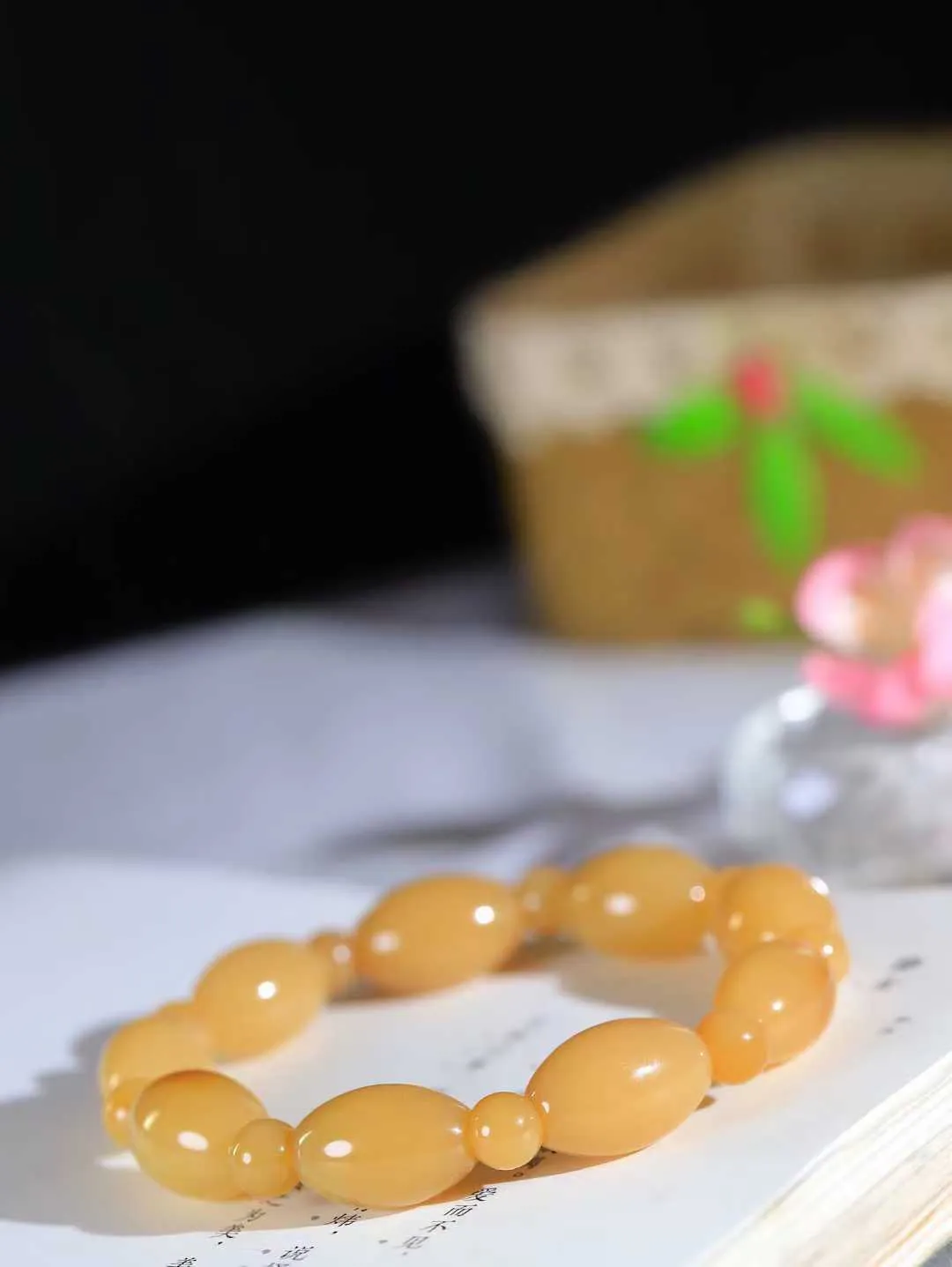 （路路通.手串）

新疆和田玉糖玉手串 玉质细糯出油，成色均匀，品相极好…
做工圆滑饱满大气。如