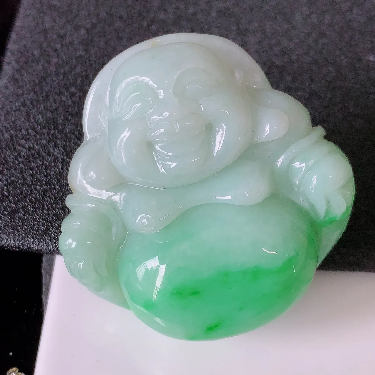 自然光实拍，大件厚装飘绿翡翠佛公吊坠，玉笑佛，饱满，开脸喜庆，配戴优雅迷人！#46.22
