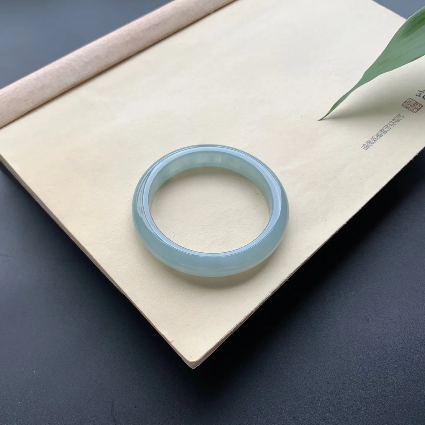 54.8圈口冰底色正圈手镯 尺寸：54.8-10.5-7.8，无纹裂，水润光滑，色泽亮丽