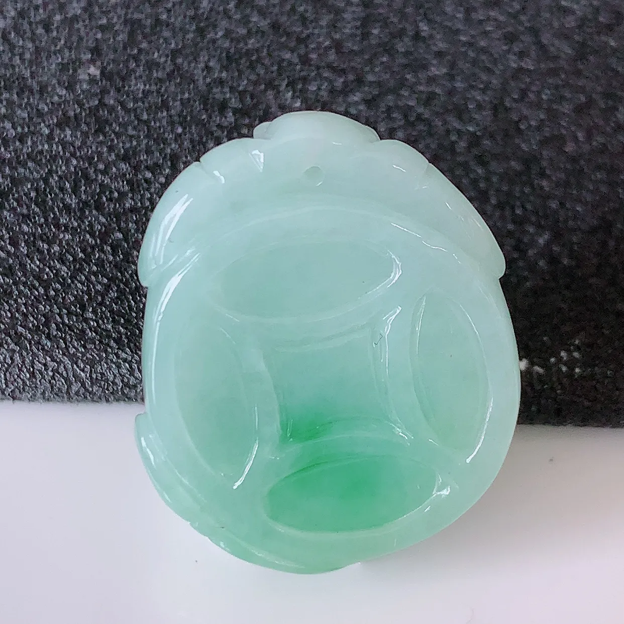 自然光实拍，水润飘绿翡翠招财铜钱吊坠，翠色灵动，玉质细腻，颜色漂亮，品相佳，佩戴佳品！#0522