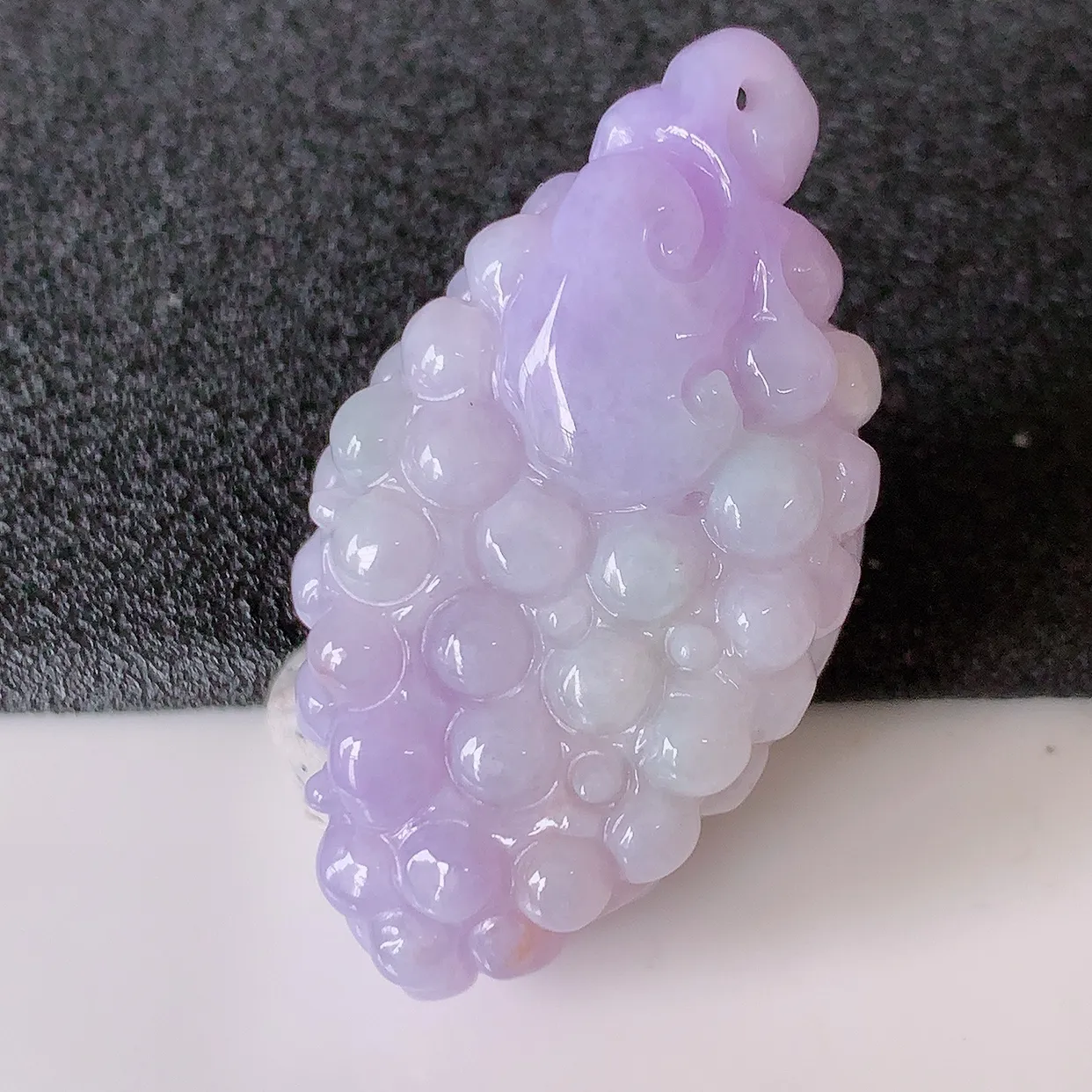 自然光实拍，冰润紫罗兰翡翠葡萄吊坠，多子多福，种老水足，雕工精湛 ，寓意美好，佩戴时尚出众！#05.22