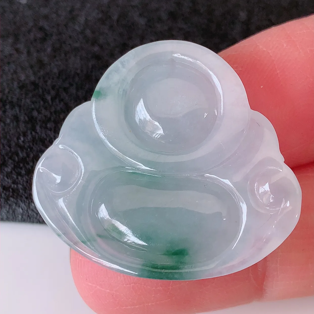 自然光实拍，冰种飘花翡翠佛公，水灵起胶，翠色迷人，佛公在心中，一生平安，饱满圆润，开怀大笑佛公，配戴灵气十足！#01.22