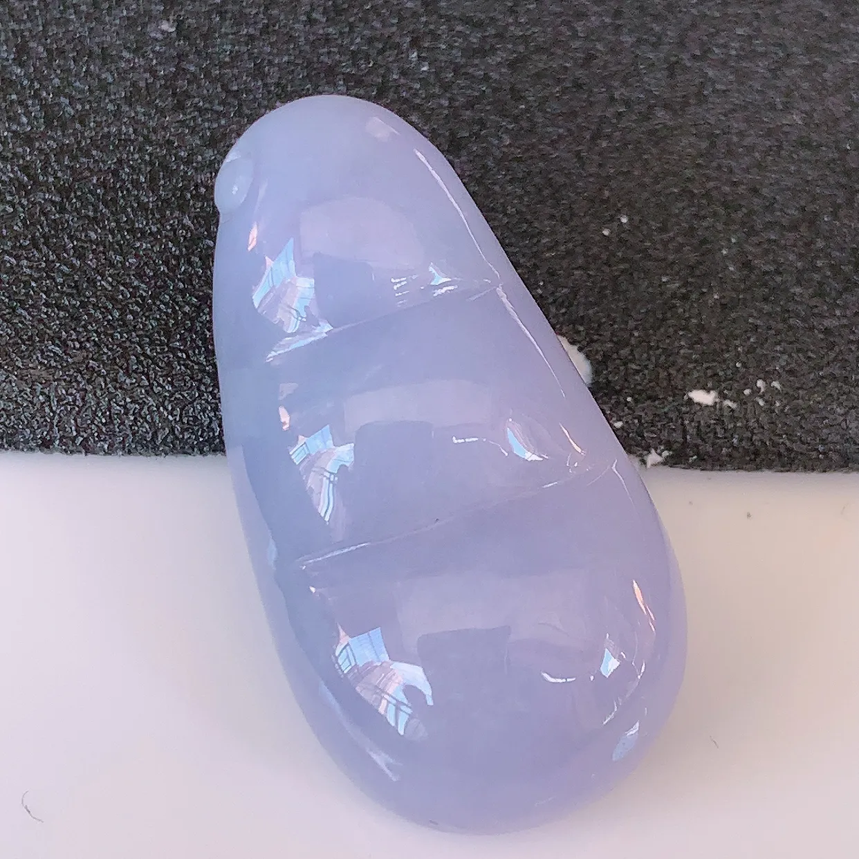 自然光实拍，冰润紫罗兰翡翠福豆吊坠，寓意“四季平安，福气满满”胶感十足，饱满， 佩戴效果优雅迷人！#57.20