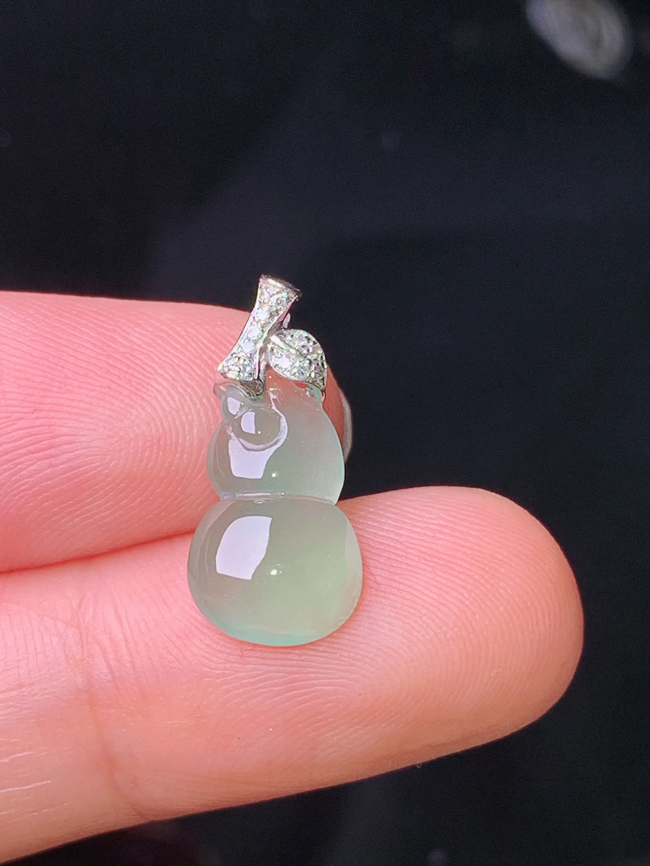 18k金钻镶嵌冰种浅绿葫芦吊坠 玉质细腻 色泽清新艳丽 整体尺寸18*8.3*3.6