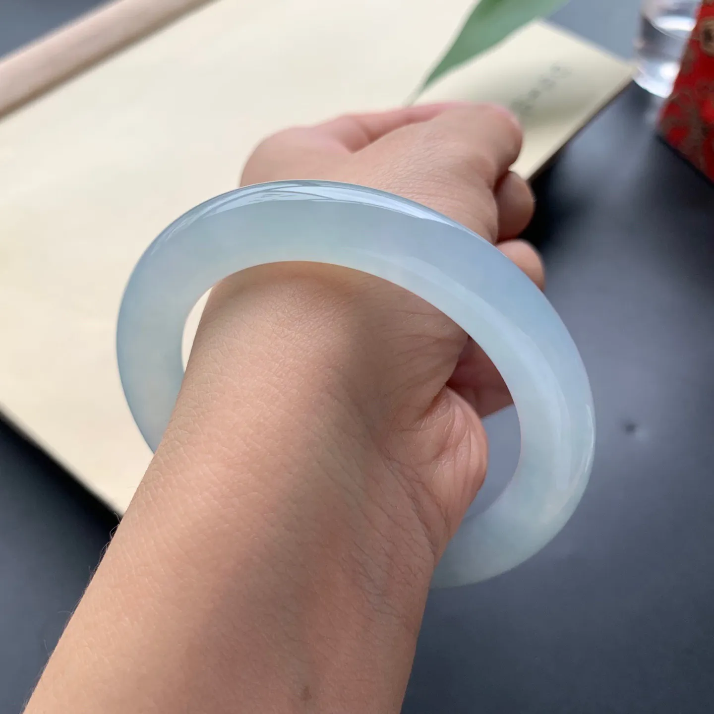 53.5圈口冰晴底圆条手镯 尺寸：53.5-9.8，无纹裂，水润透亮，胶感十足