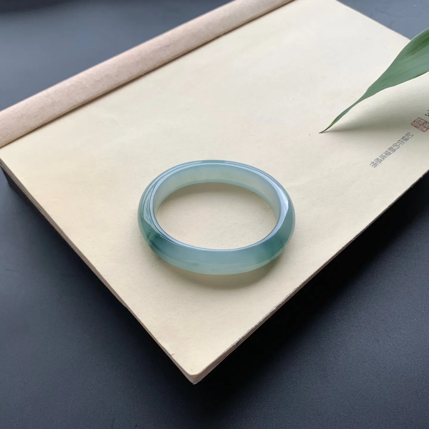 55圈口冰飘花贵妃手镯 尺寸：55-47-12.3-8，细腻起胶，花色浓郁