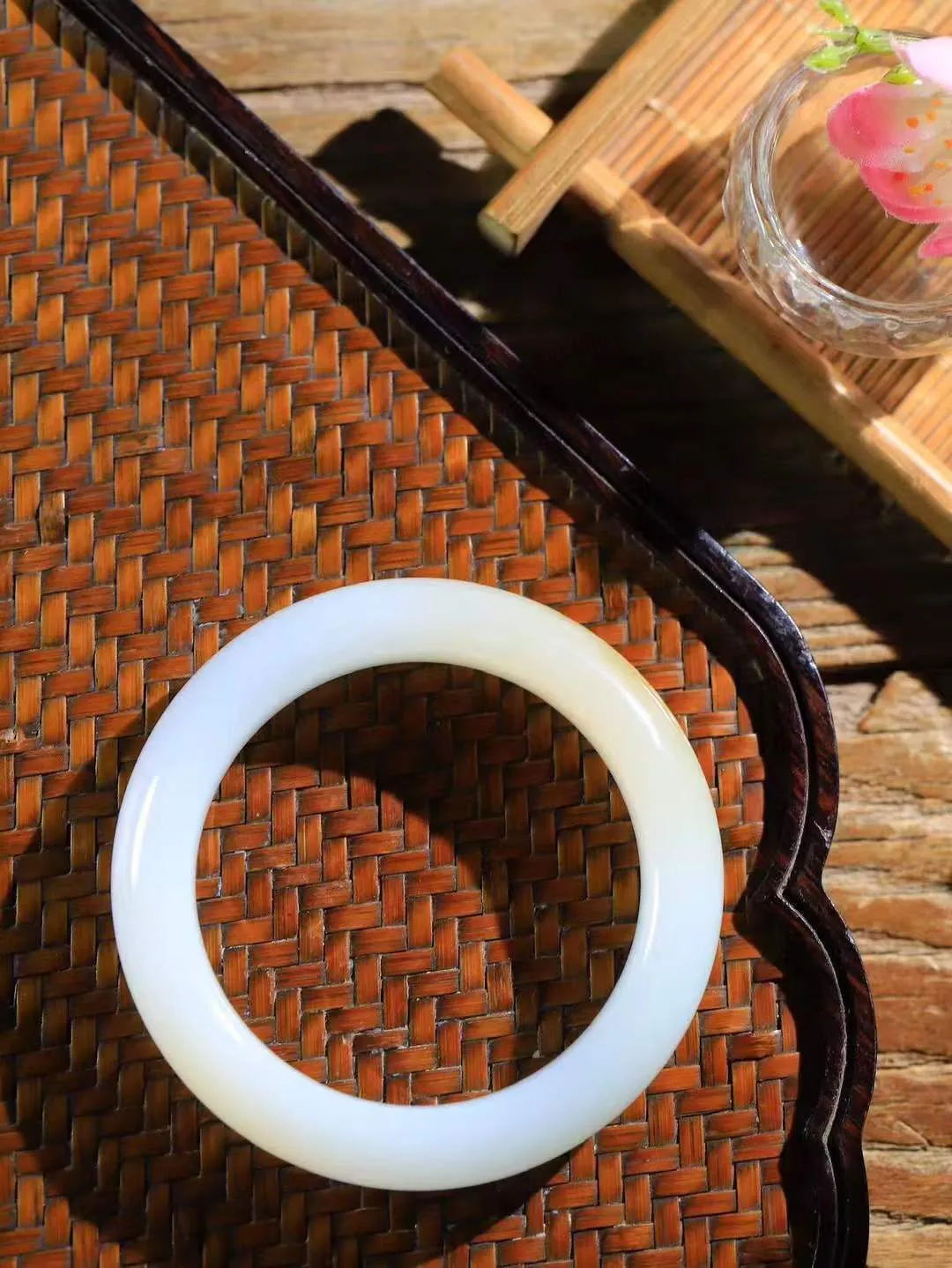 【婉约佳人.手镯】

精品️和田玉糖白玉手镯 玉质温润细腻 油性十足 手感舒适，高华雅逸，线条流畅，简约大气，美自天成，素雅高贵。佩戴于腕间，婉约之美，举手投足间透出那份低调奢华。重54.5克 内径50.5mm  尺寸12.6-9.5mm   FDA-111102433