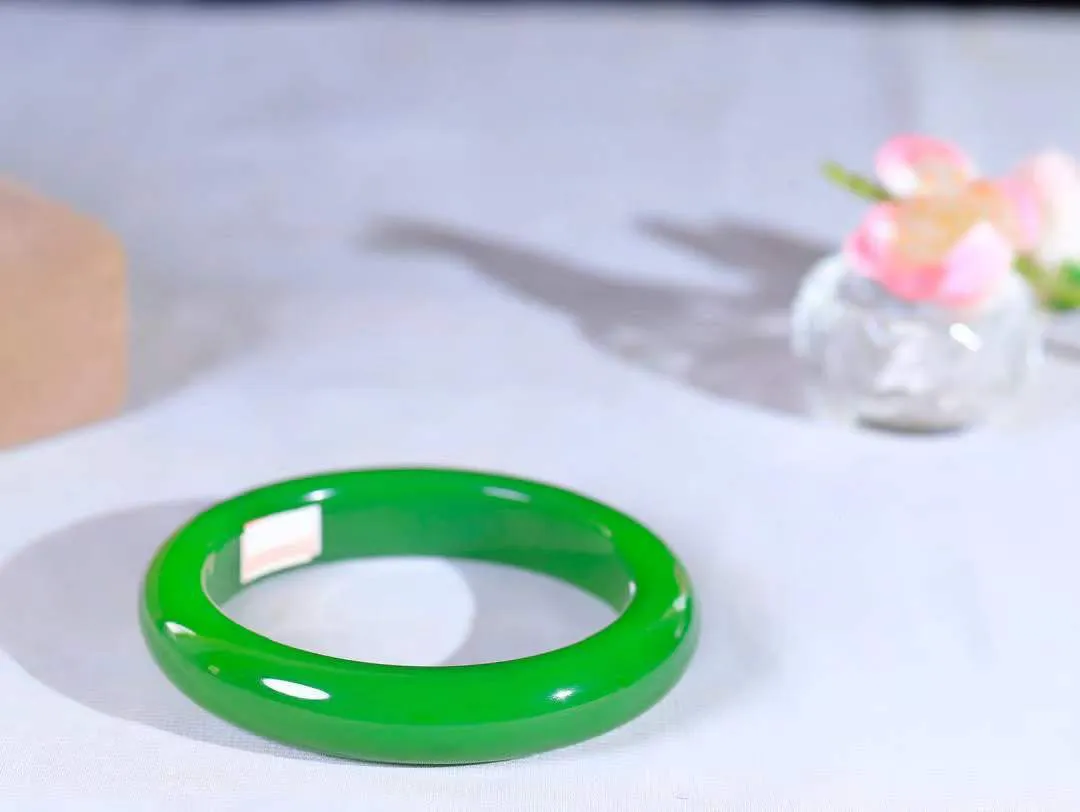 （温柔雅致.手镯）

典藏传家级臻品️和田玉碧玉手镯。镯型饱满，温润细腻，脂润沁香。️执一卷