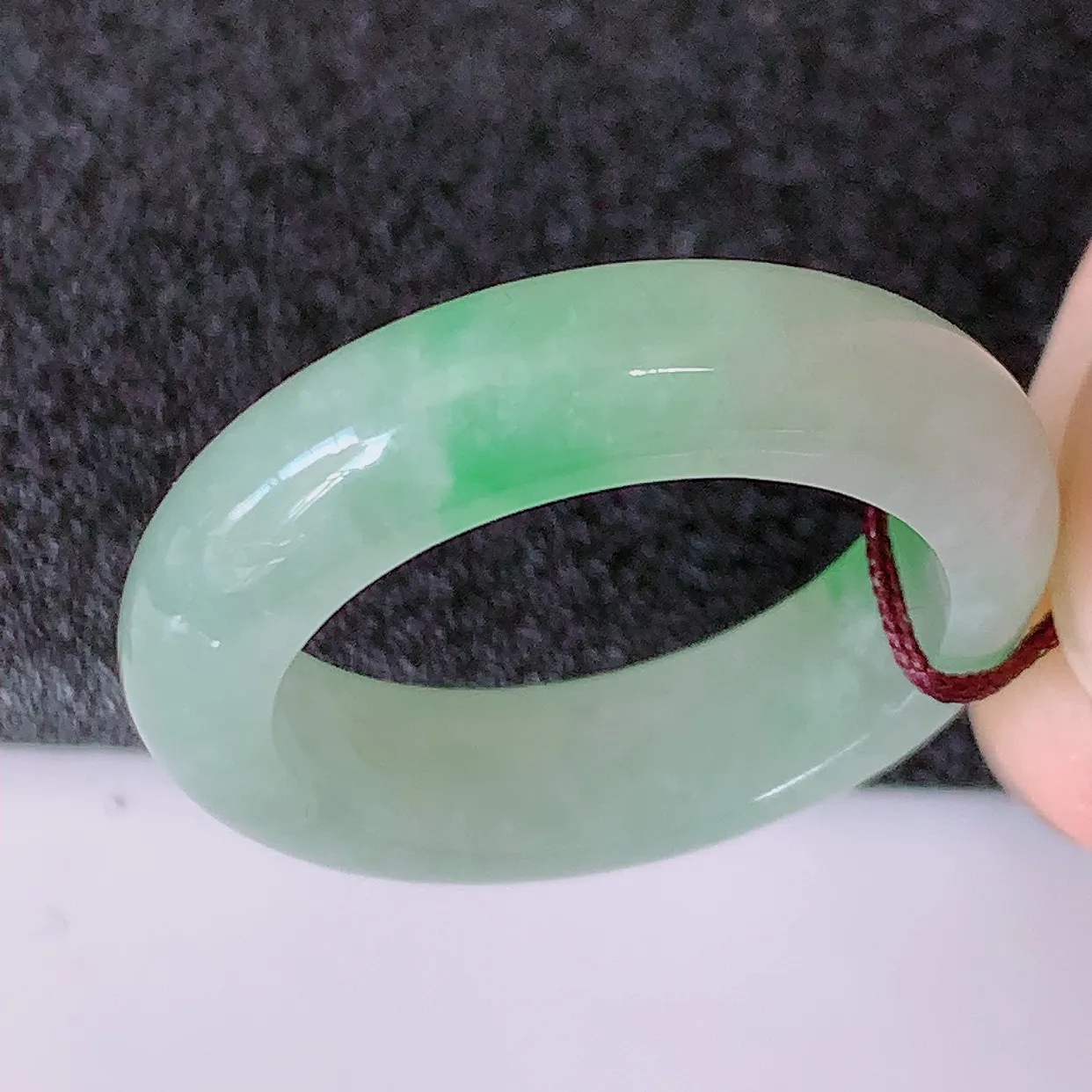 自然光实拍，19.2mm内径冰飘绿翡翠指环，玉戒指，玉质莹润，好精美好冰润的指环，20圈口，上手纤巧！#57.22尺寸19.2*5.8*4