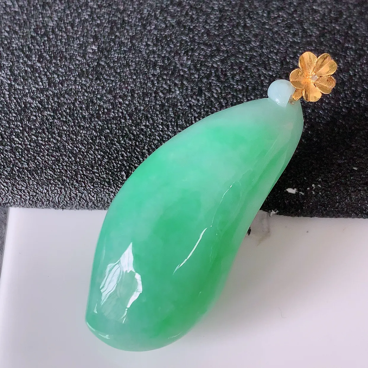 18K金镶嵌冰润满绿翡翠招财福瓜吊坠，精美饱满福瓜，种水足，形态圆润饱满，福相十足 ！#01.22整体41裸裸34.2*15-8.8