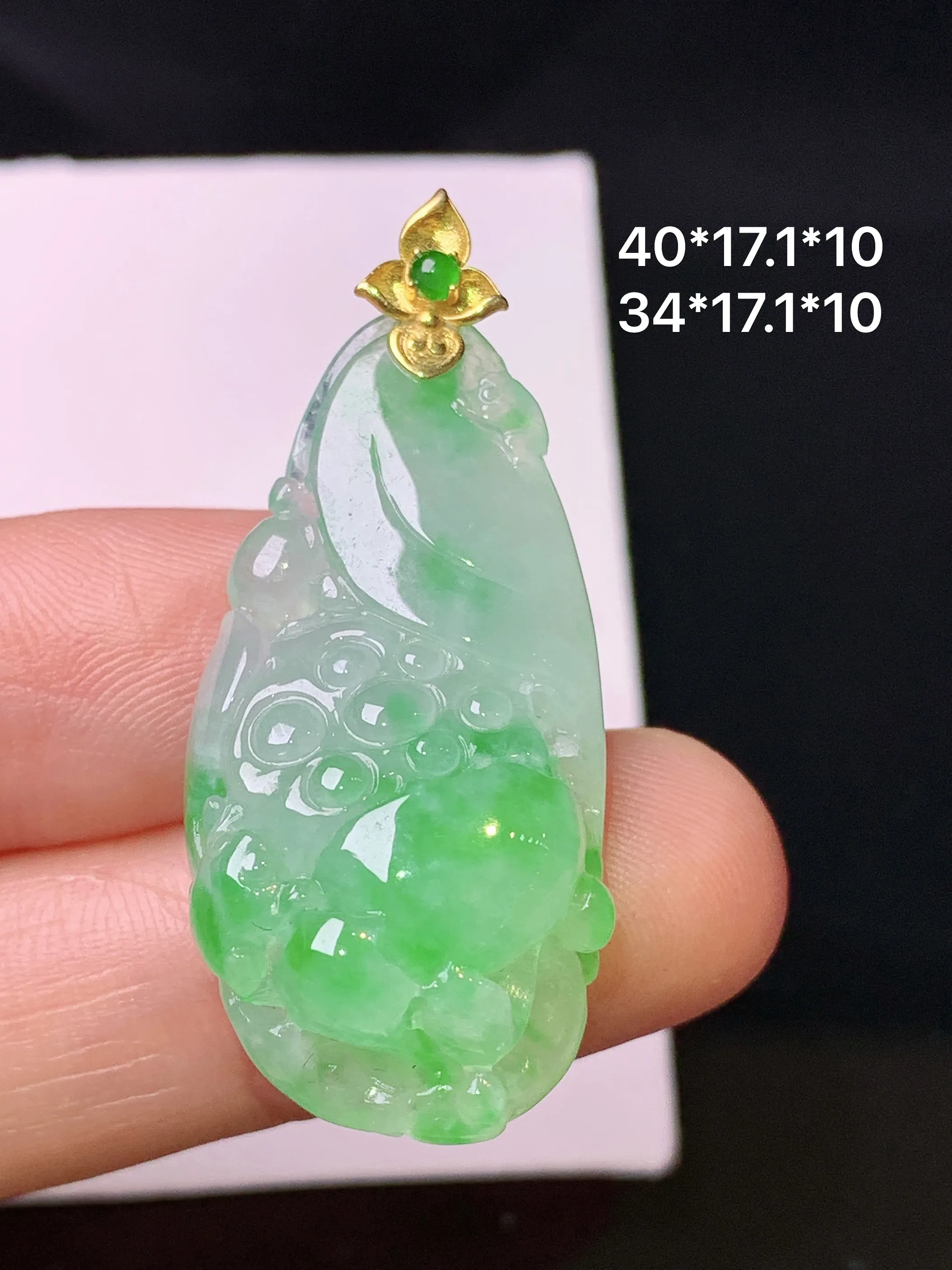 18k金镶嵌飘绿雕花件吊坠 玉质细腻 色泽清新艳丽 整体尺寸40*17.1*10