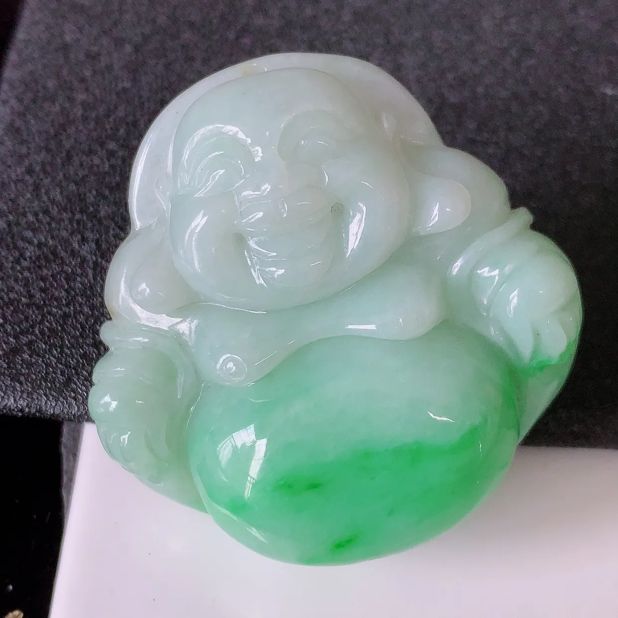 自然光实拍，大件厚装飘绿翡翠佛公吊坠，玉笑佛，饱满，开脸喜庆，配戴优雅迷人！#46.22