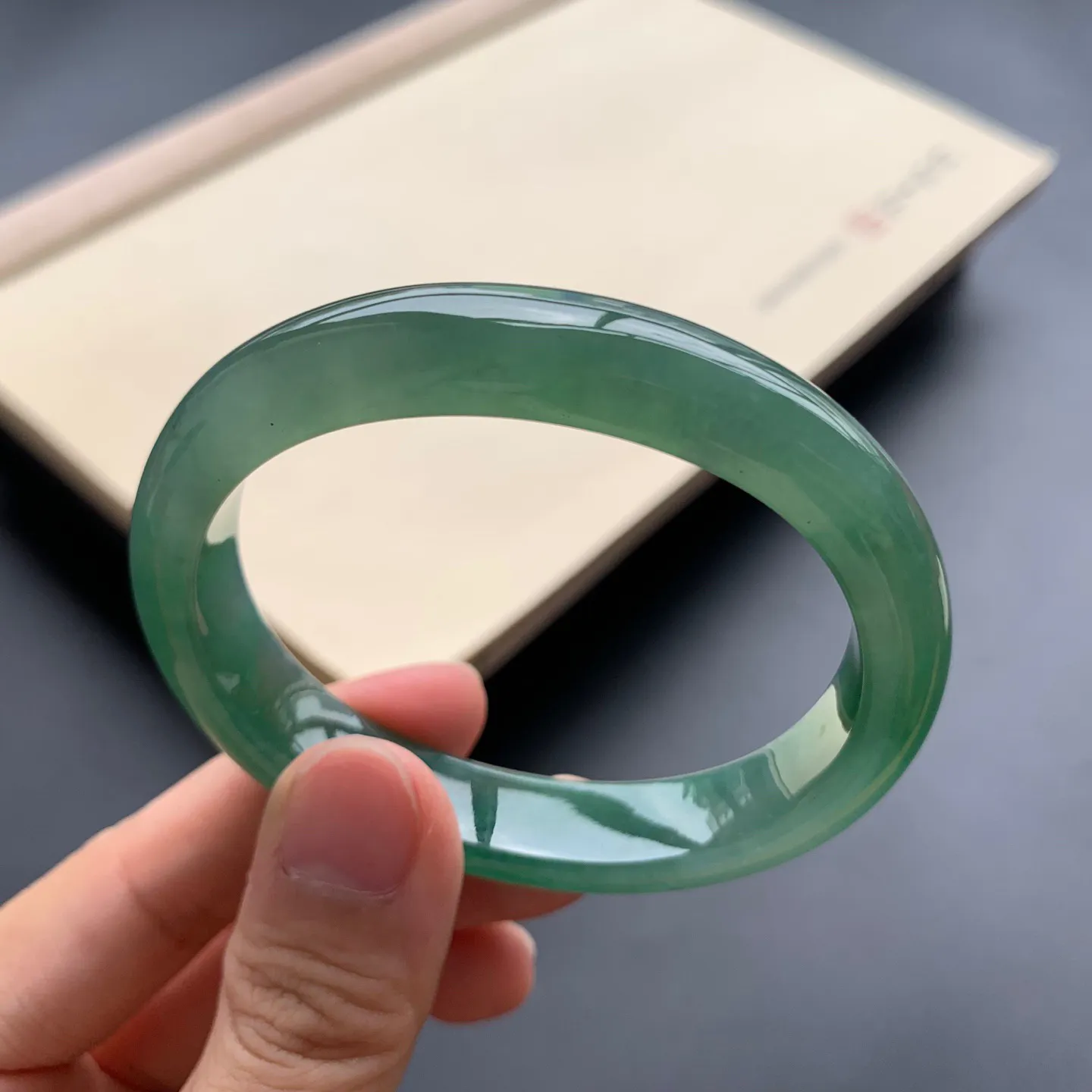 53.3圈口冰油绿贵妃手镯 尺寸：53.3-45-11.5-7.2，无纹裂，水润细腻，胶感十足