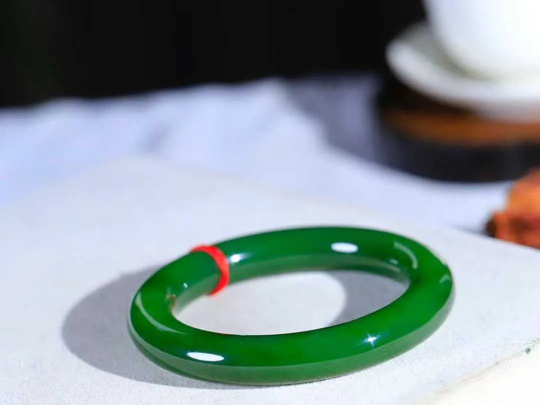 【诗情画意.手镯】

典藏级臻品️和田玉碧玉手镯   细腻油脂,手感润滑。意韵飘渺，温雅细腻，工