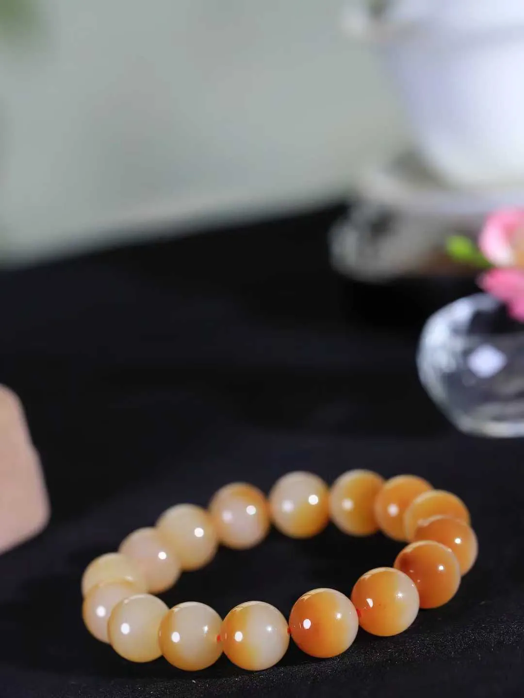 【珠圆玉润.手串】

精品和田玉糖白玉珠圆玉润手串 玉质温润细腻  整串打磨圆润，佩戴舒适。珠珠落玉