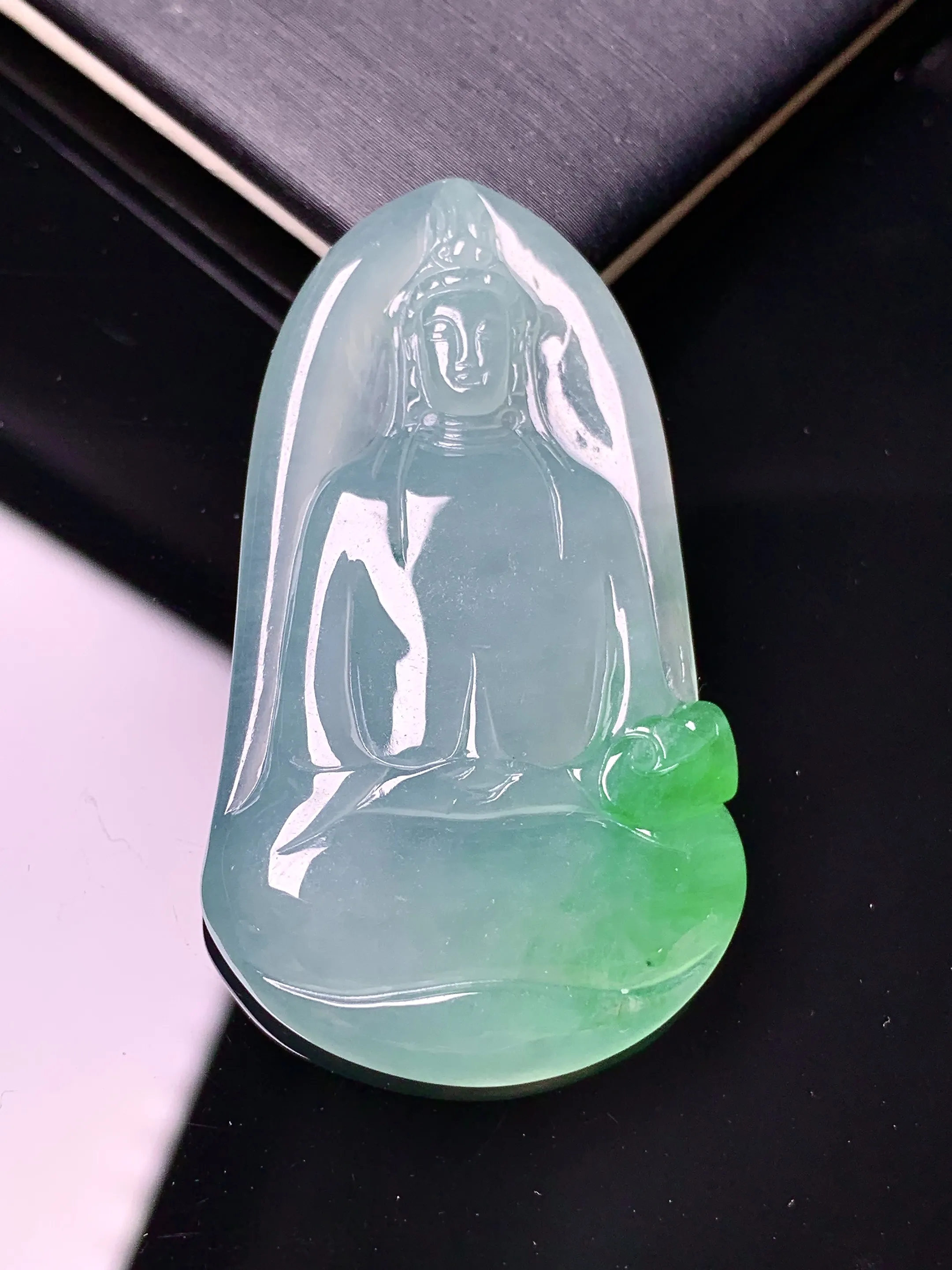 飘绿观音素衣吊坠 玉质细腻 色泽清新艳丽 整体尺寸46.8*26.5*5