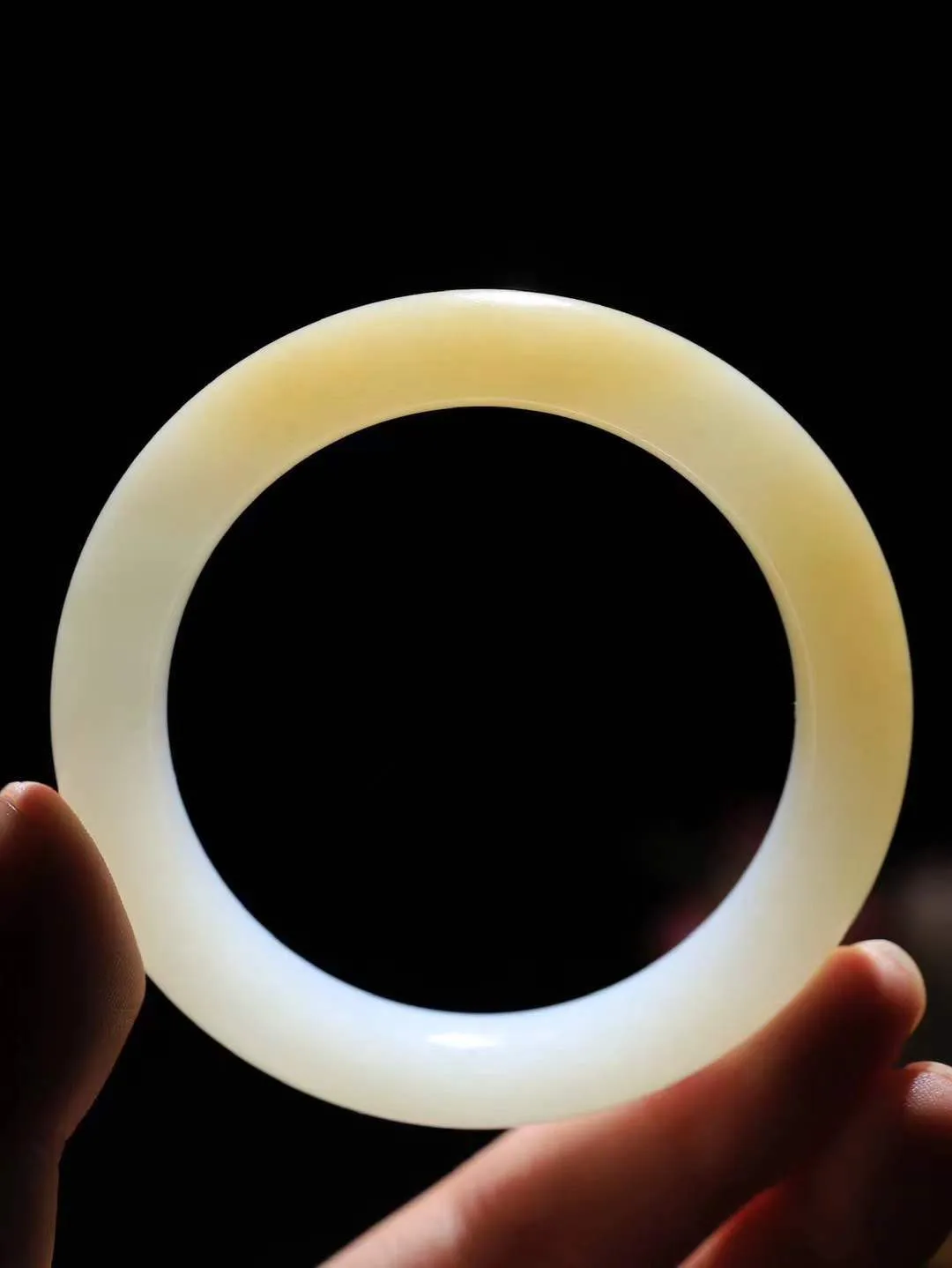 [温润如玉.手镯]

精品和田玉糖白玉手镯。玉质温润细腻 油性十足 手感舒适，高华雅逸，线条流畅，简约大气，美自天成，素雅高贵。佩戴于腕间，婉约之美，举手投足间透出那份低调奢华。重64.5克 内径56mm尺寸12.9-10.2mm 781152414A