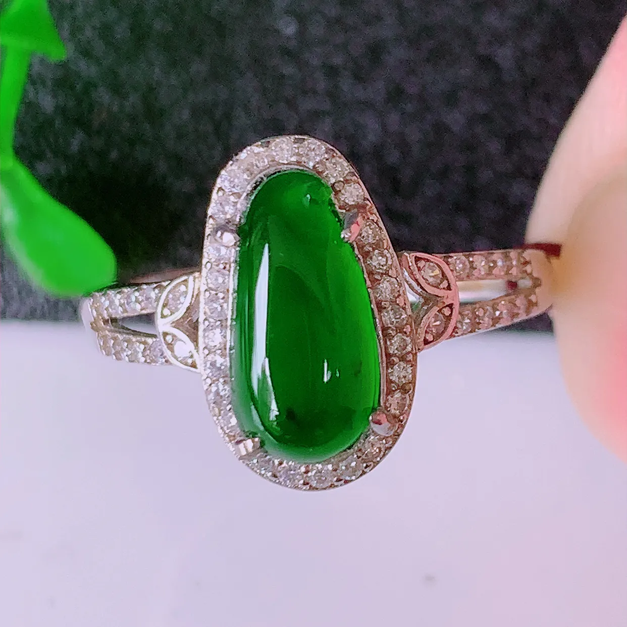 冰透满绿翡翠925银镶嵌福瓜戒指，自然光实拍，翠色灵动，颜色漂亮，种老水足，品相佳，佩戴佳品！#98